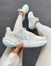 New Balance 1080 - Off White/Azul Bebê