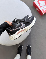 Nike Running EST 1972 - Preto/Nude