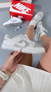 Nike SB Dunk Low - Cinza/Reverse