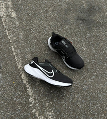 Nike Pegasus 40 - Preto/Branco