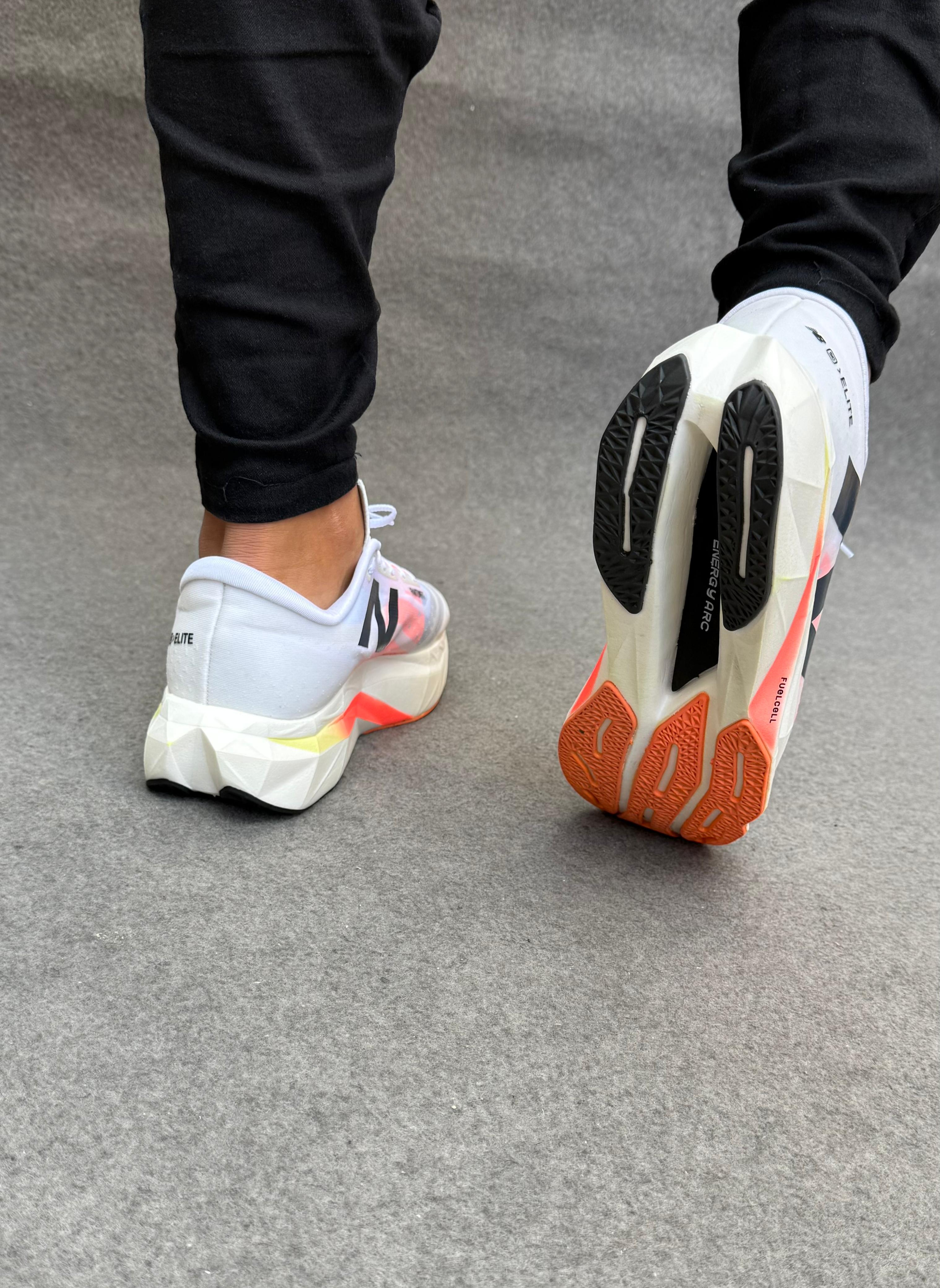 New Balance FuelCell C4 Elite - Branco/Laranja