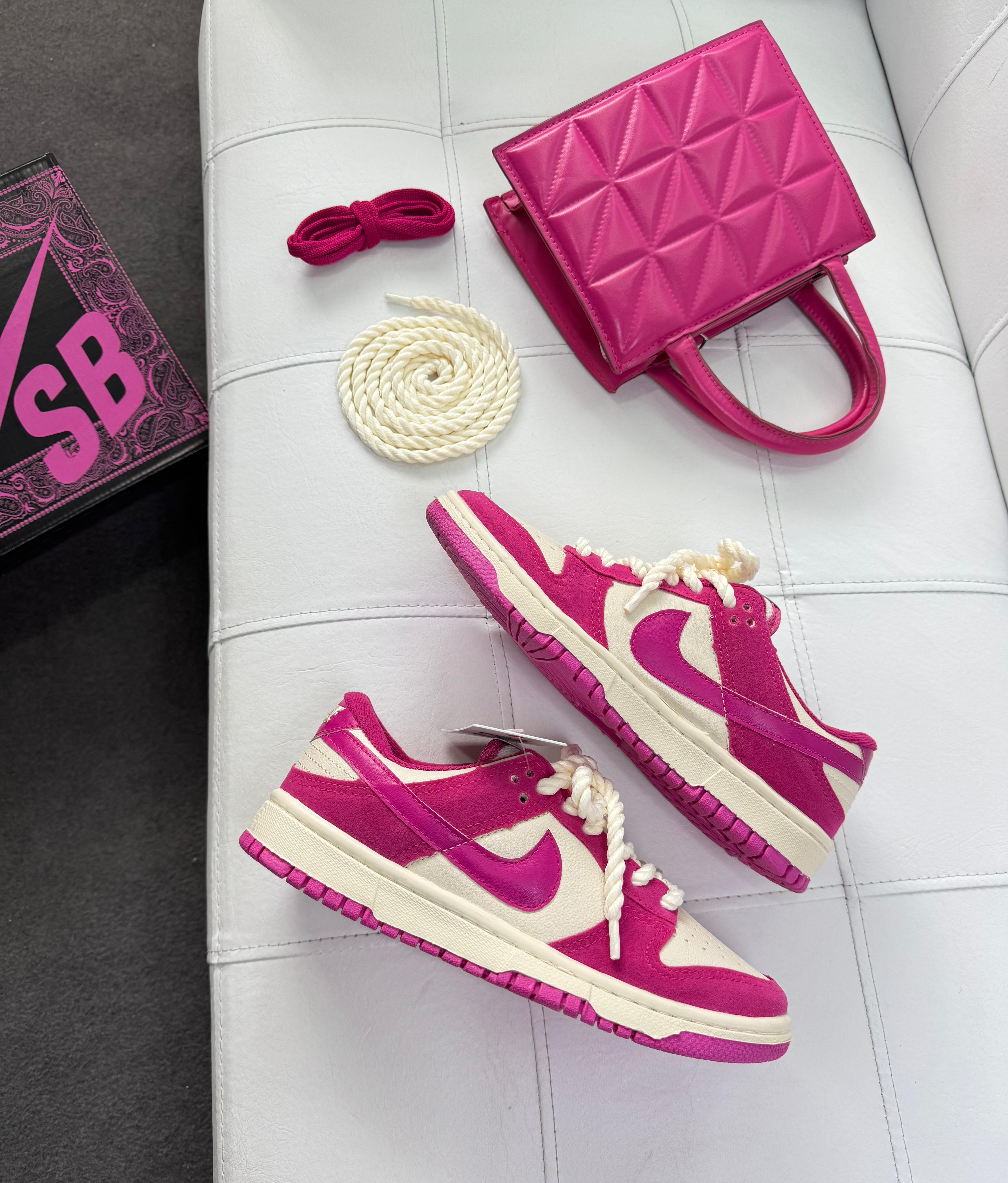 Nike SB Dunk Low - Off White/Pink