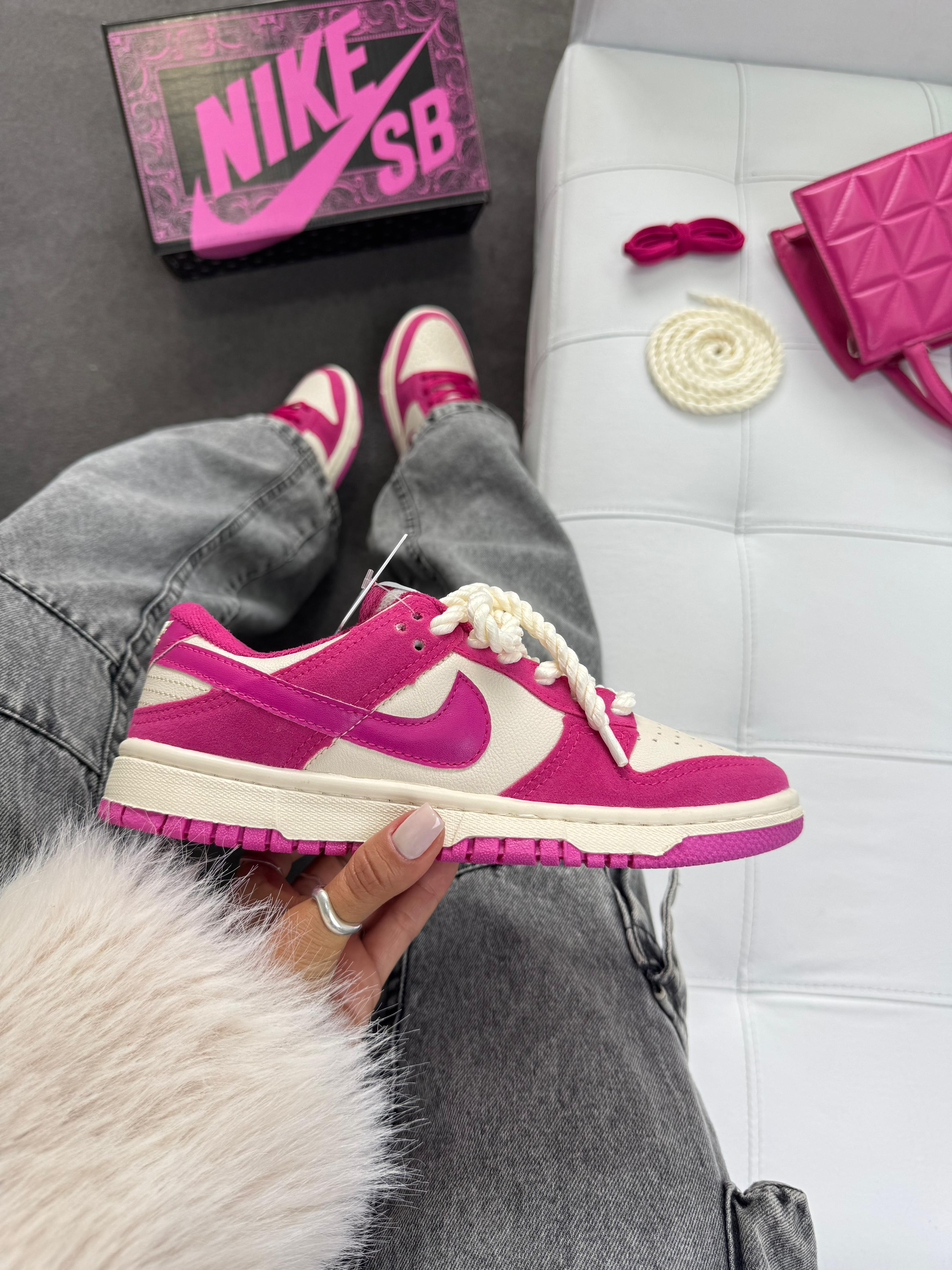 Nike SB Dunk Low - Off White/Pink