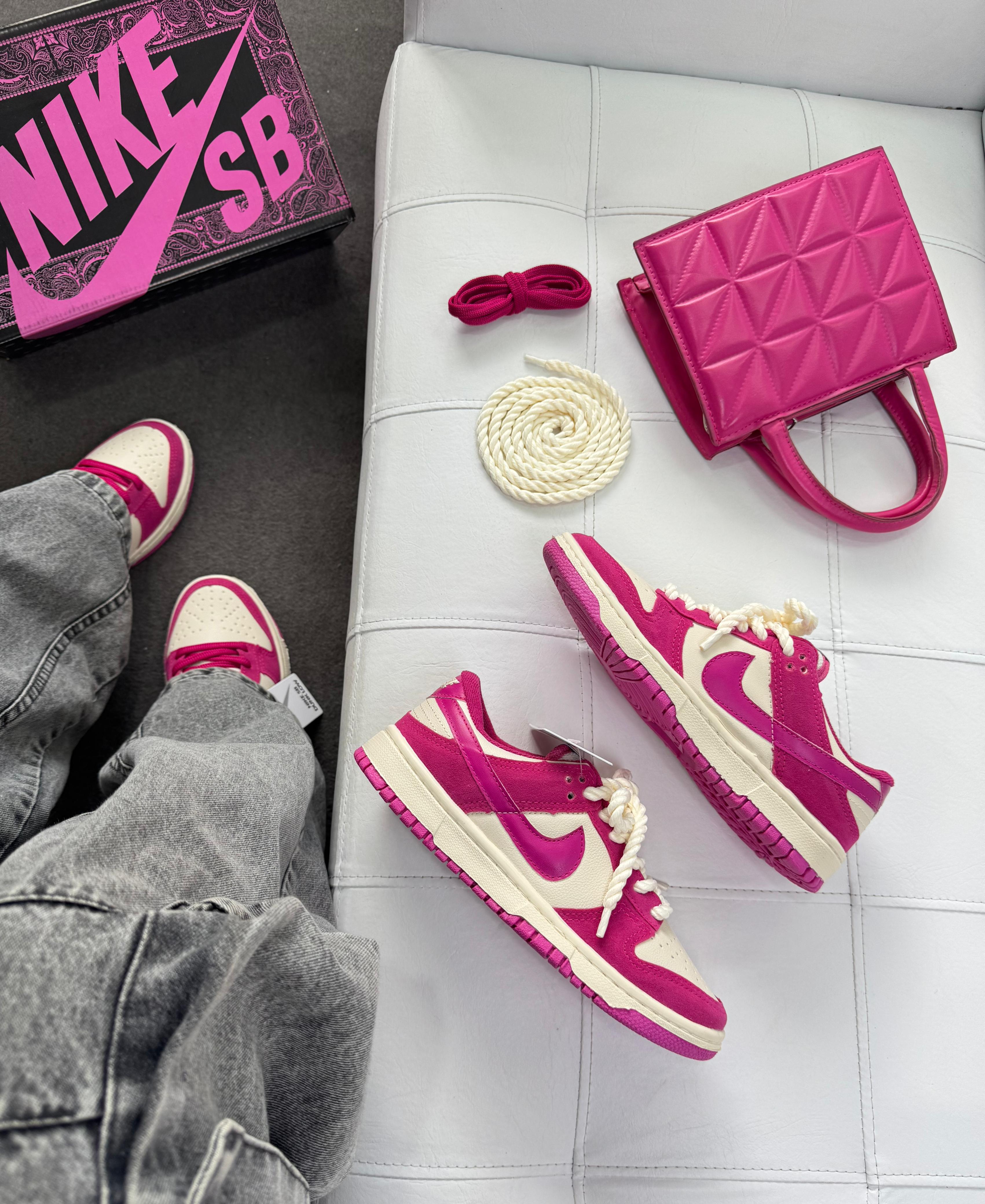 Nike SB Dunk Low - Off White/Pink