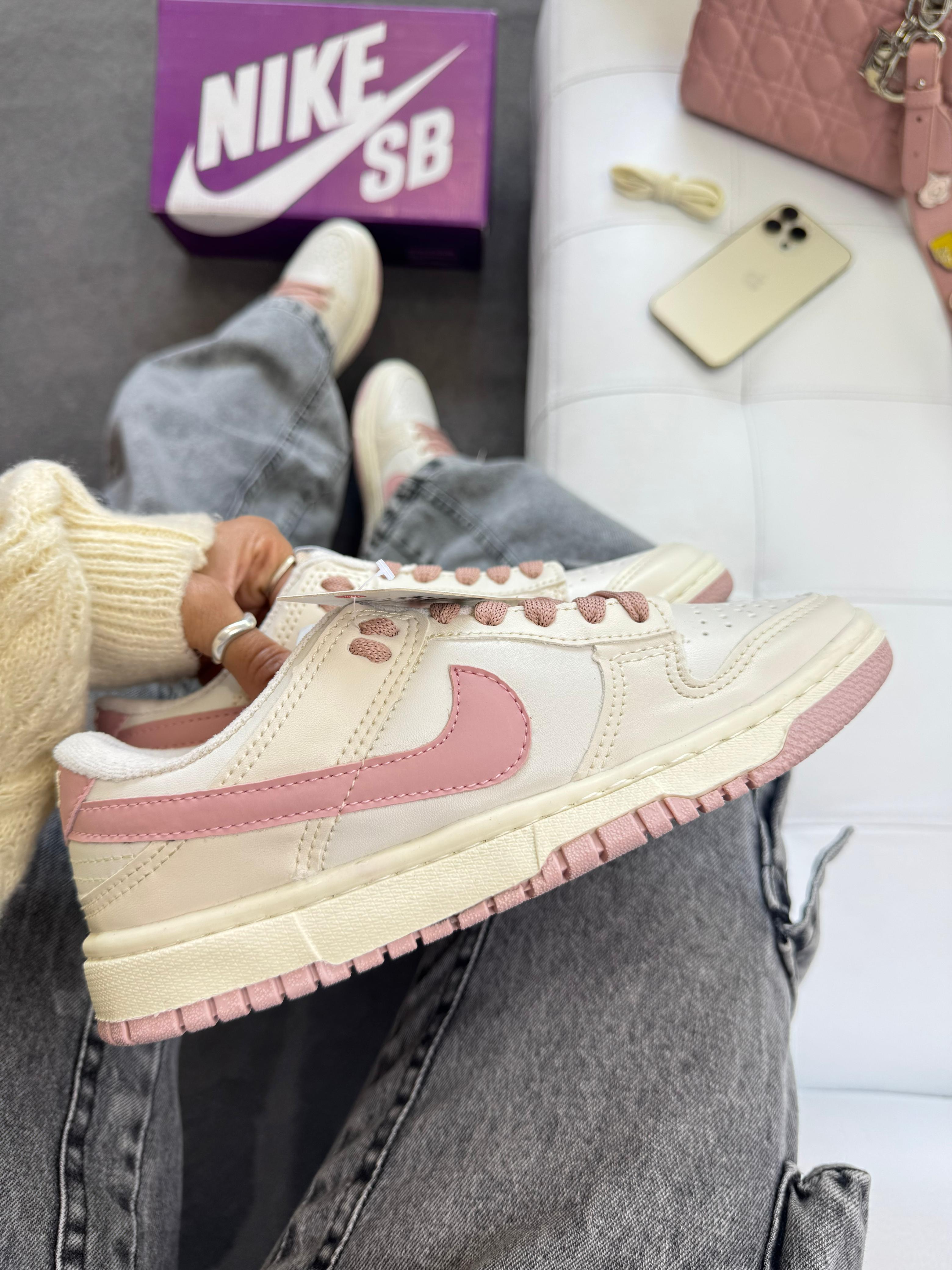Nike SB Dunk Low - Off White/Flamingo