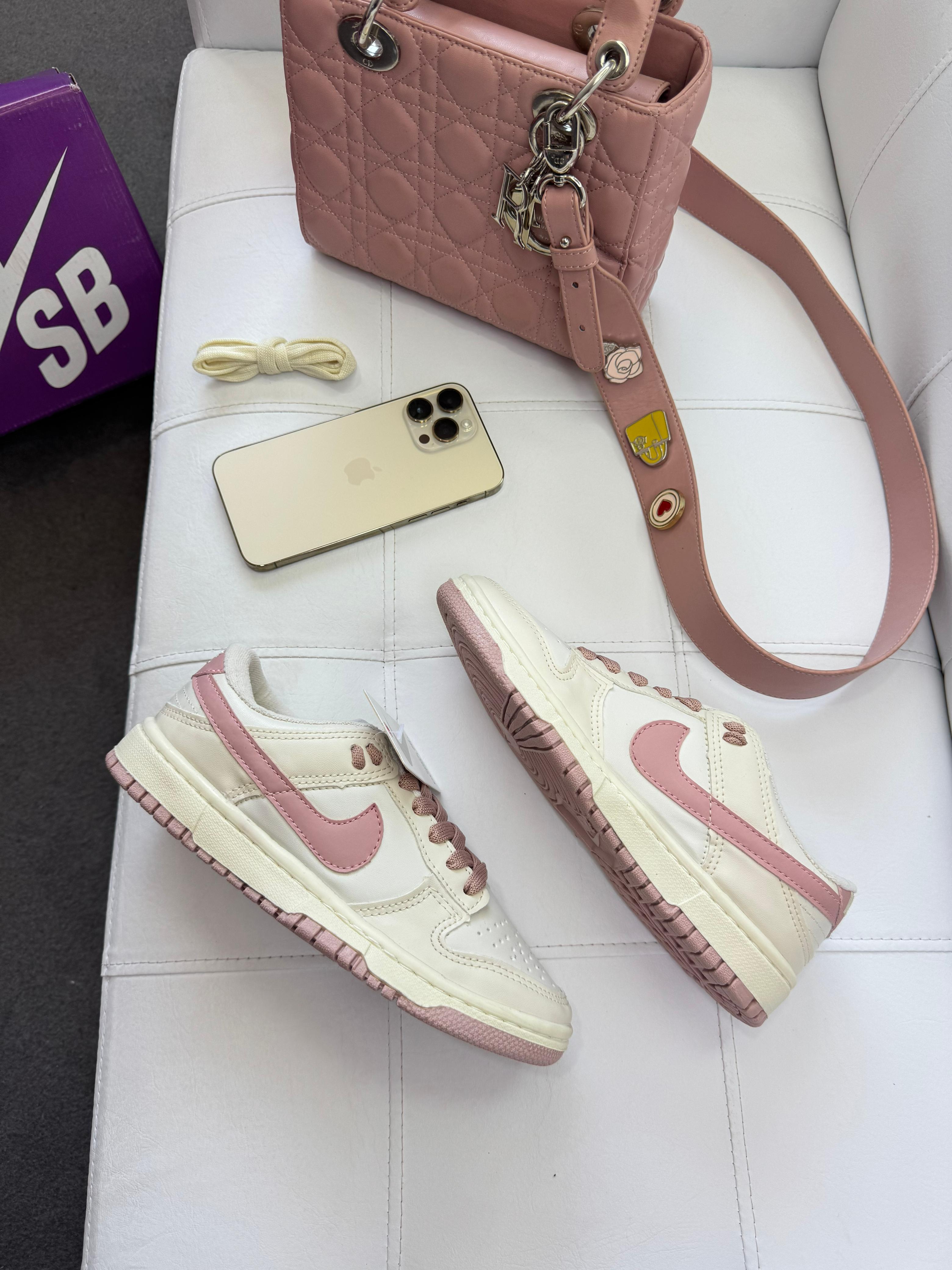 Nike SB Dunk Low - Off White/Flamingo