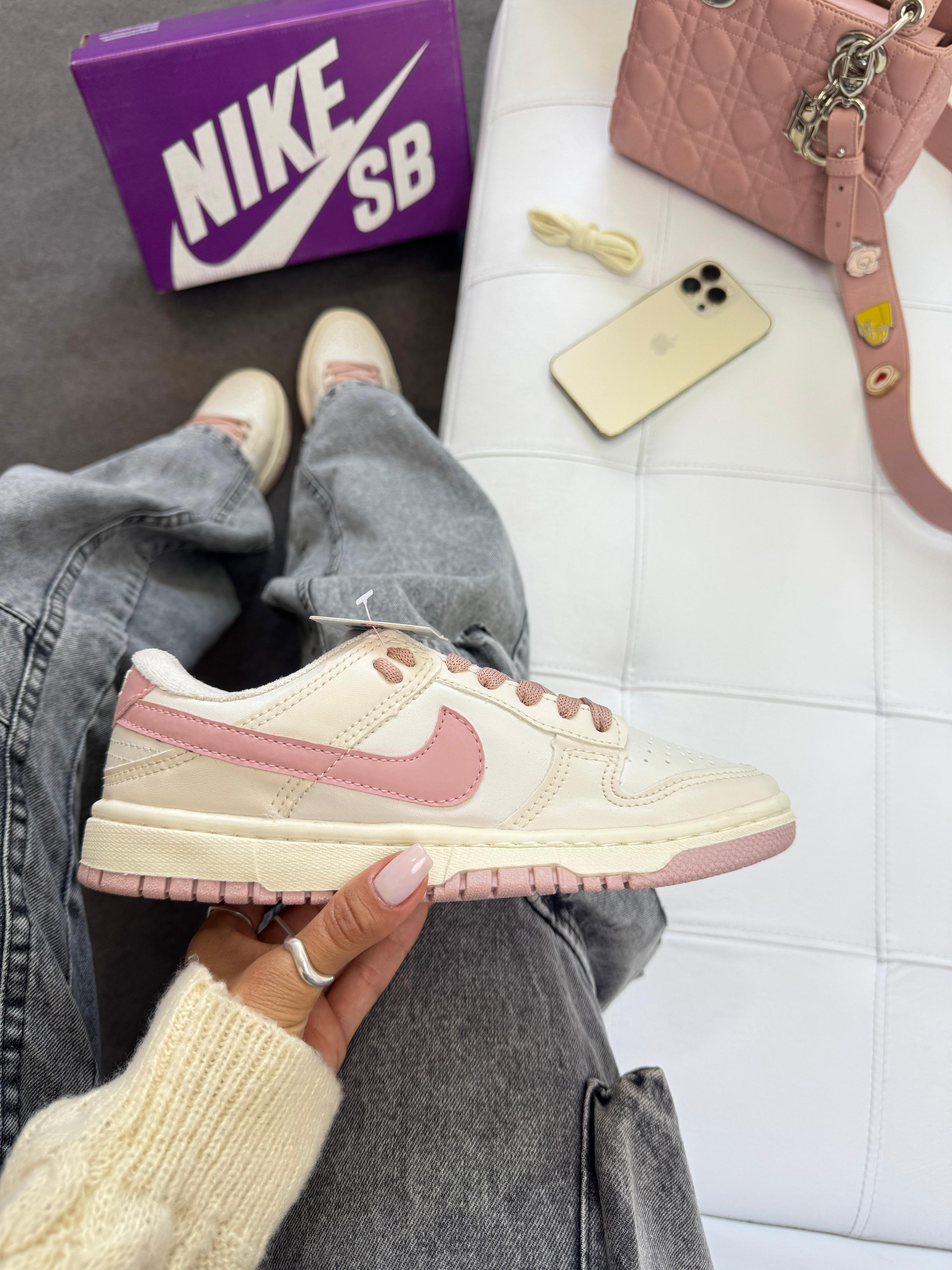 Nike SB Dunk Low - Off White/Flamingo