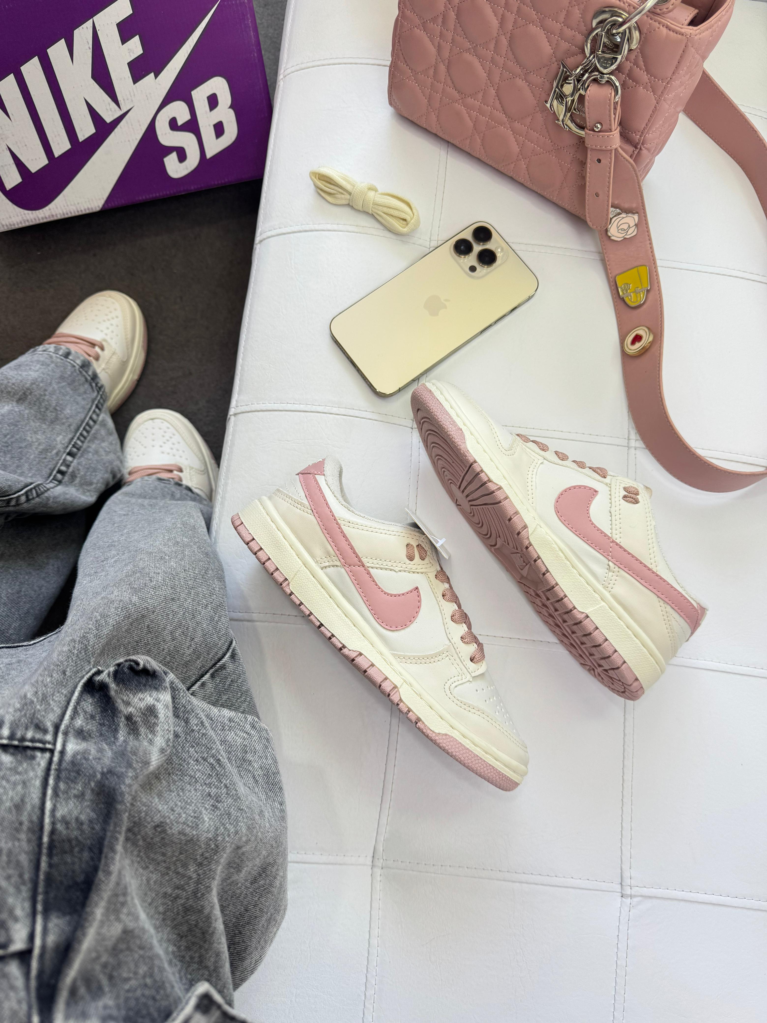 Nike SB Dunk Low - Off White/Flamingo