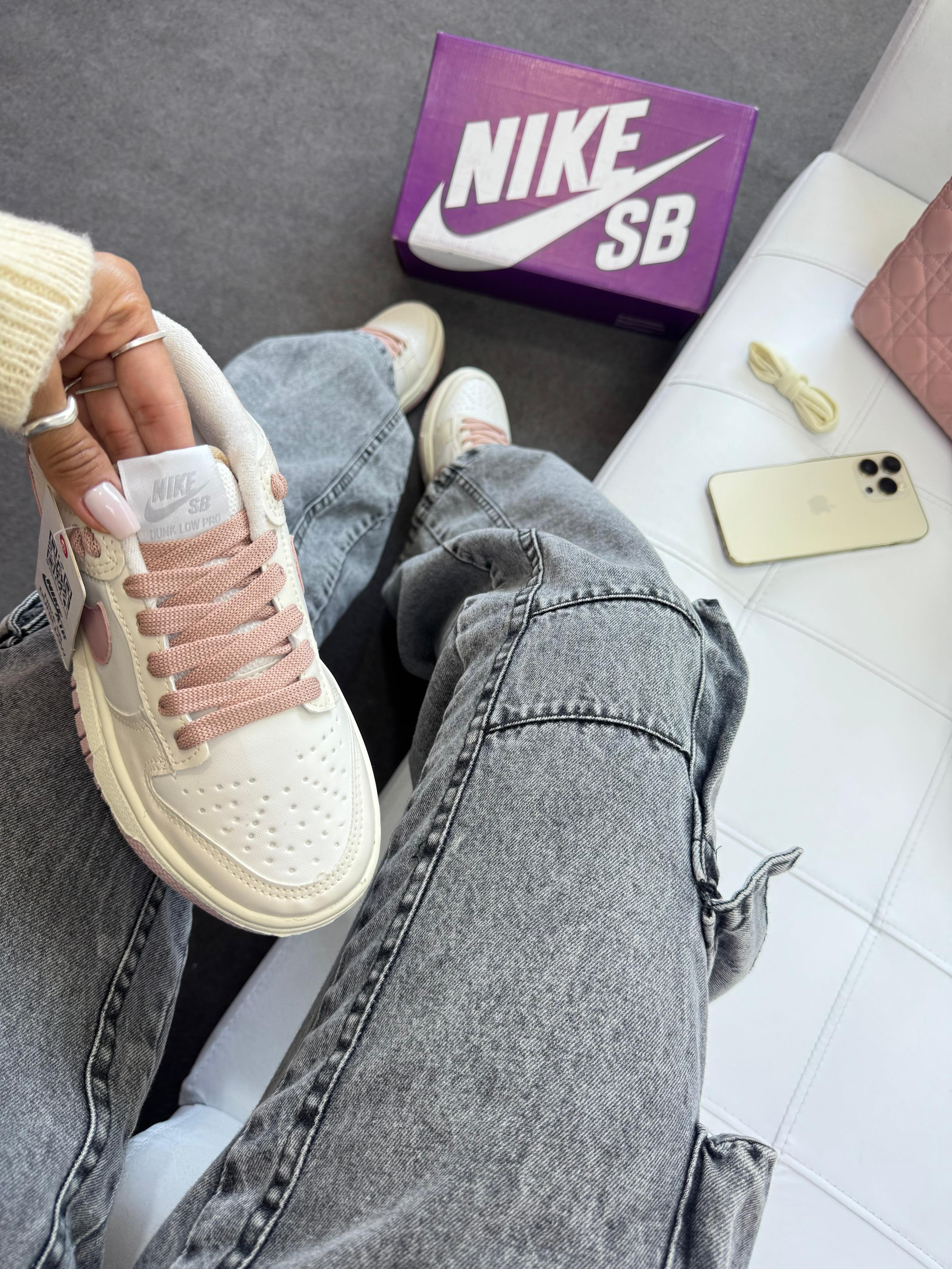 Nike SB Dunk Low - Off White/Flamingo