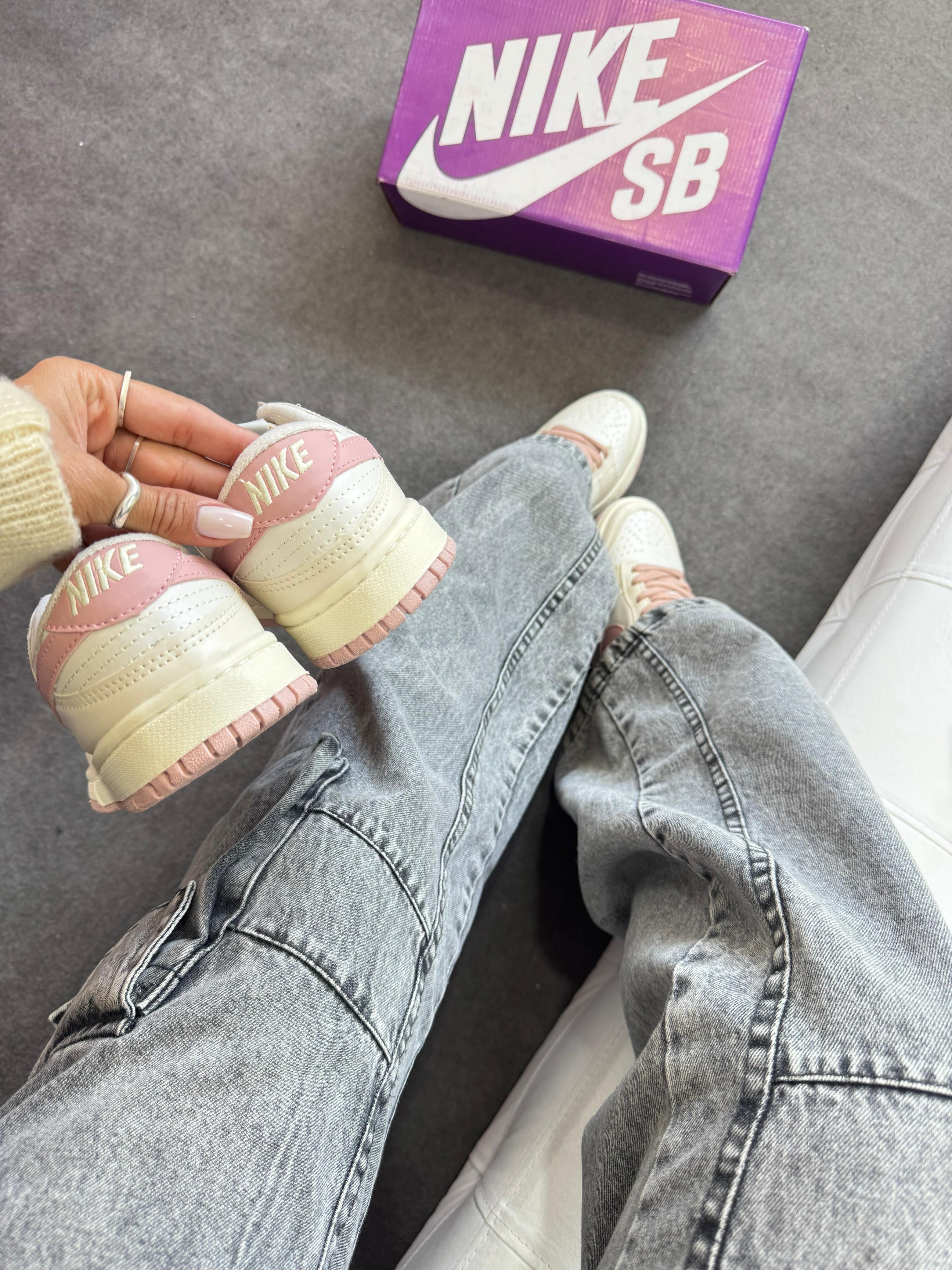 Nike SB Dunk Low - Off White/Flamingo