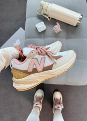 New Balance 990 - Branco/Rosê