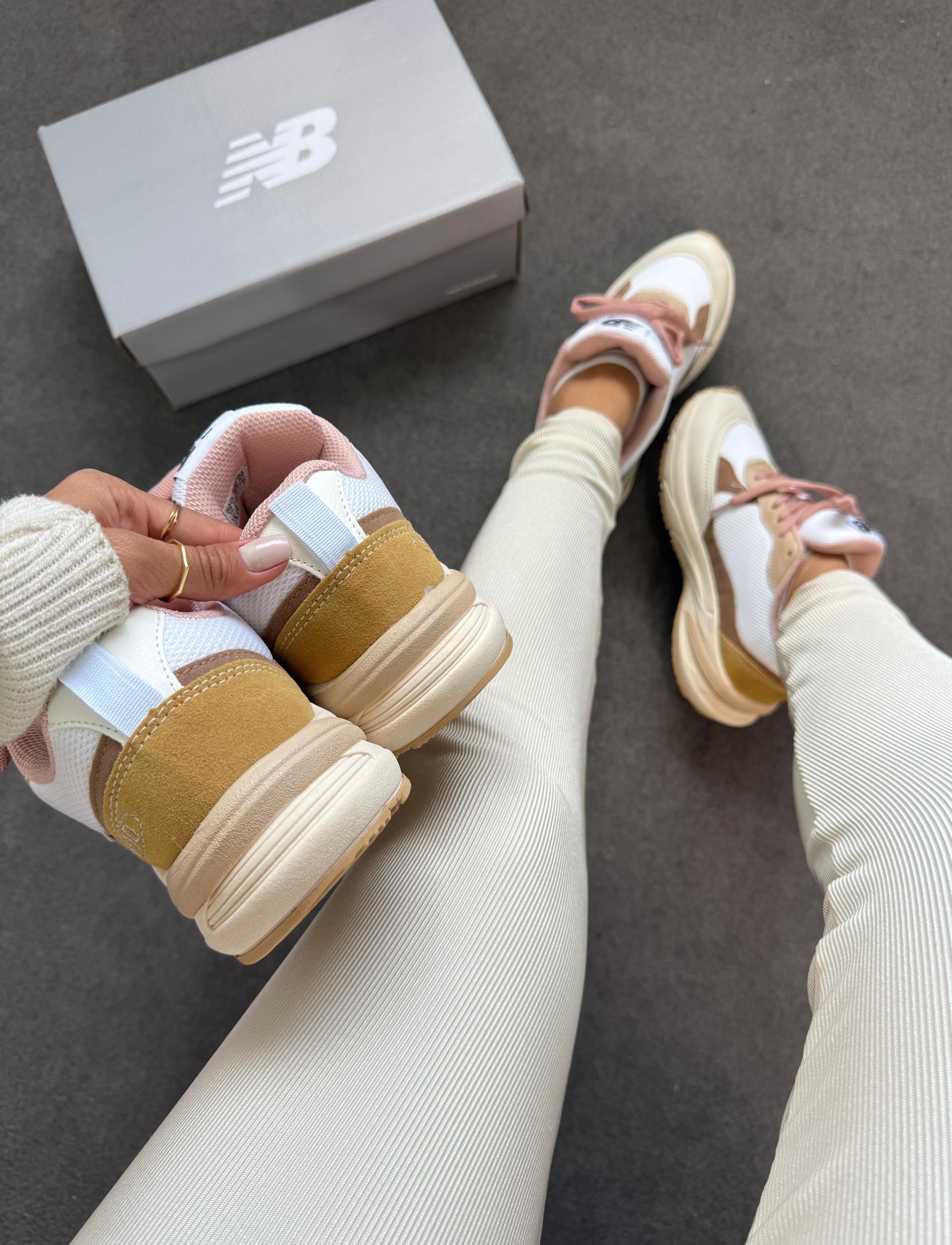 New Balance 990 - Branco/Rosê