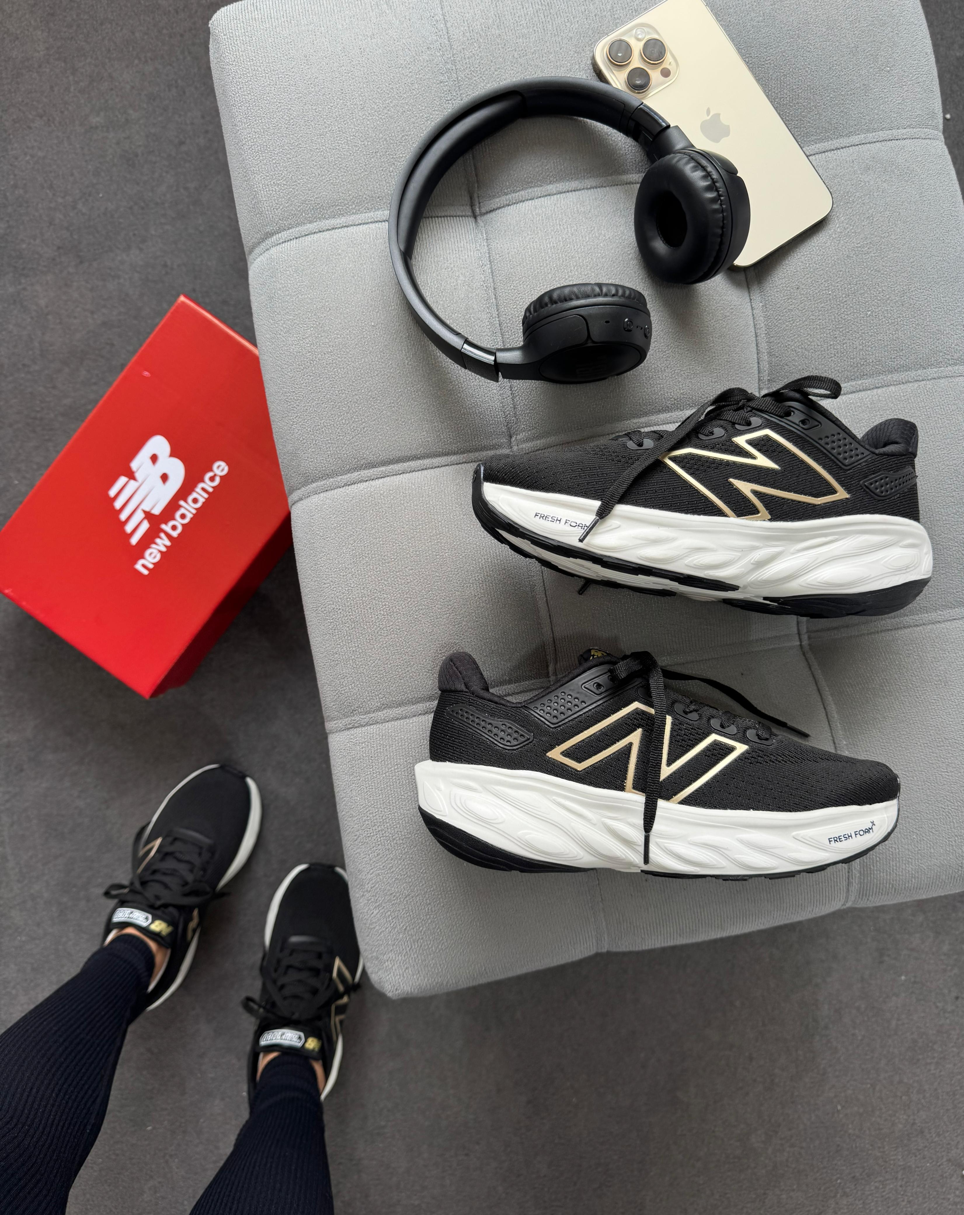 New Balance 1080 - Preto/Dourado