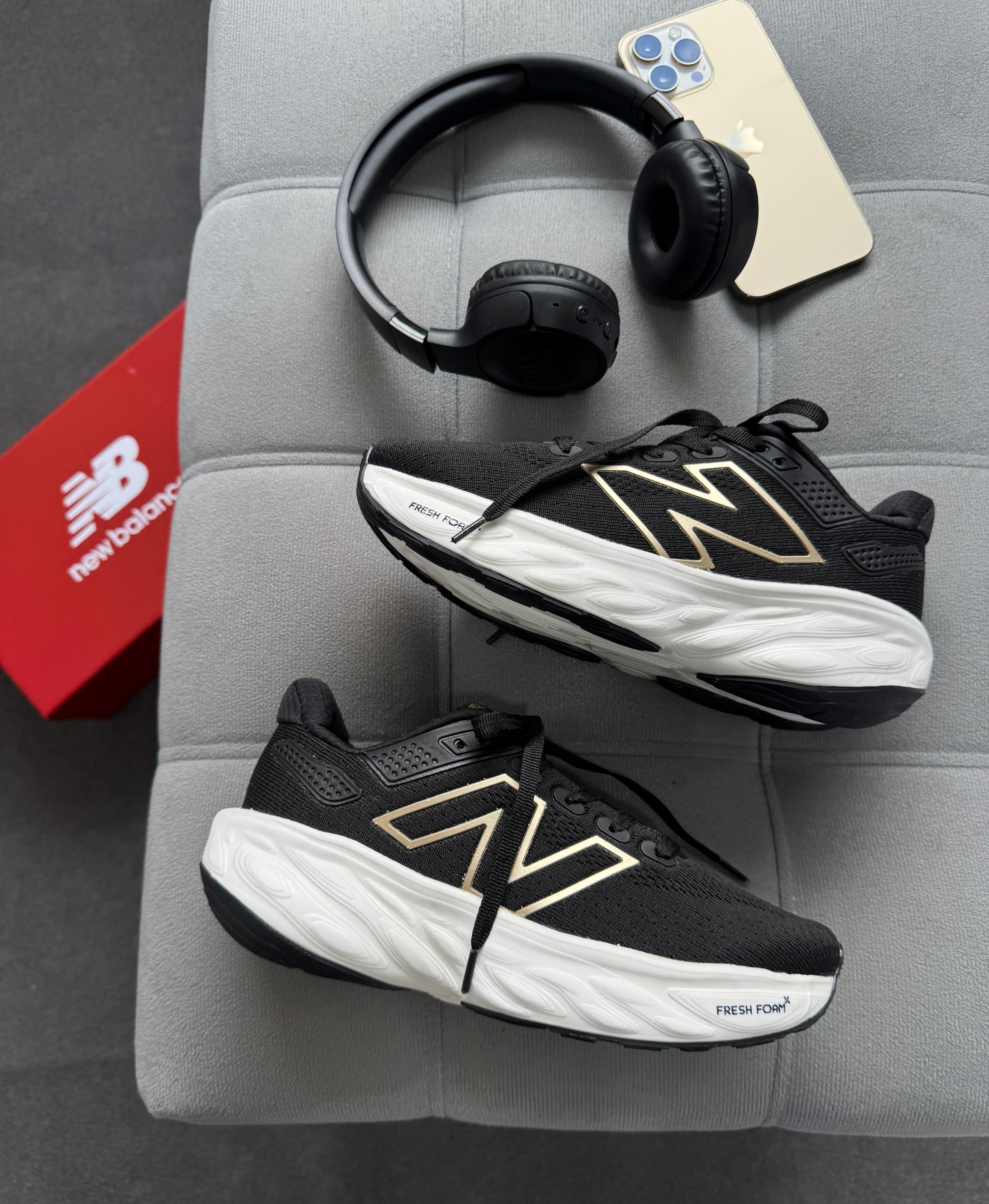 New Balance 1080 - Preto/Dourado