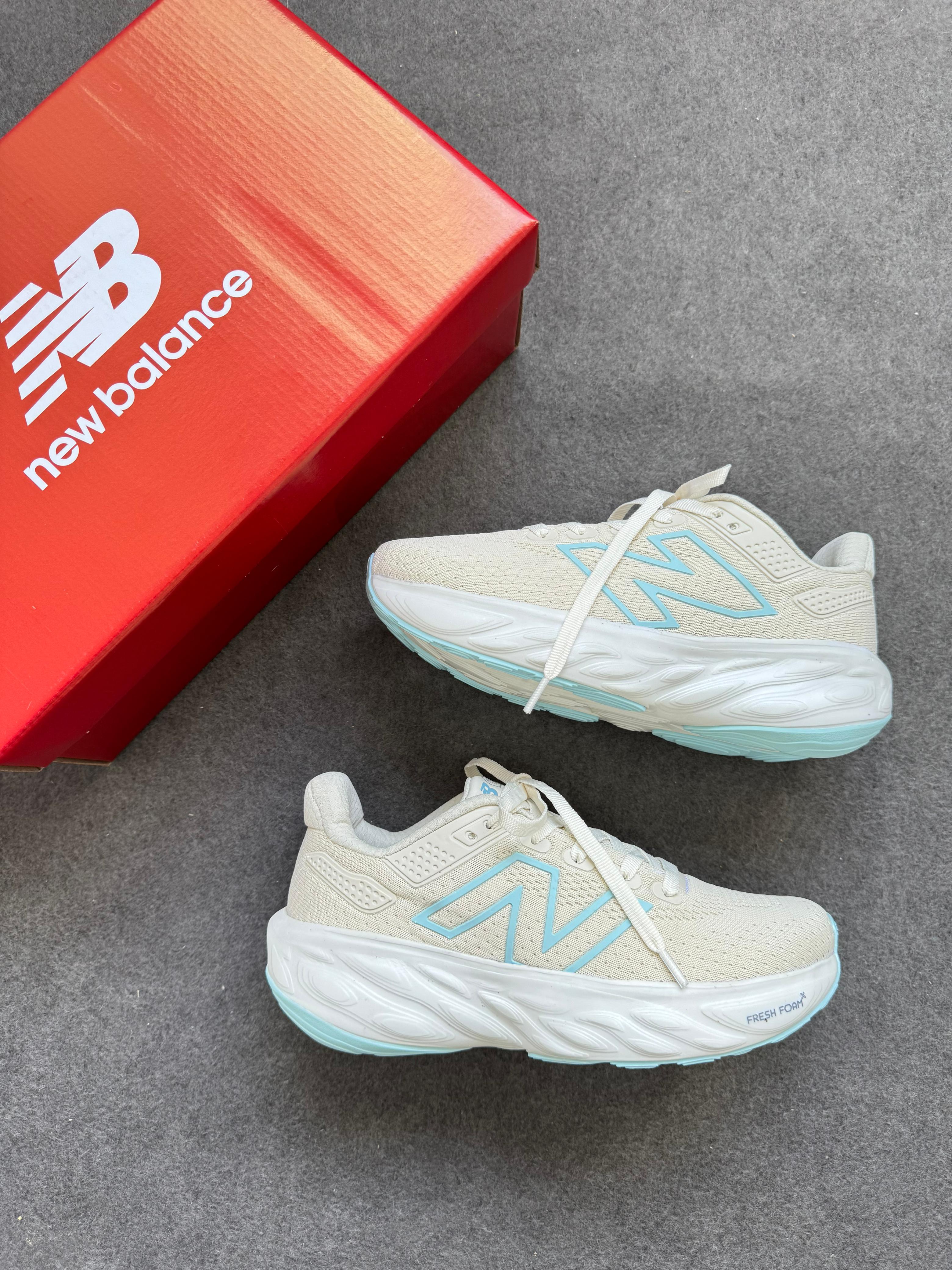 New Balance 1080 - Off White/Azul Bebê