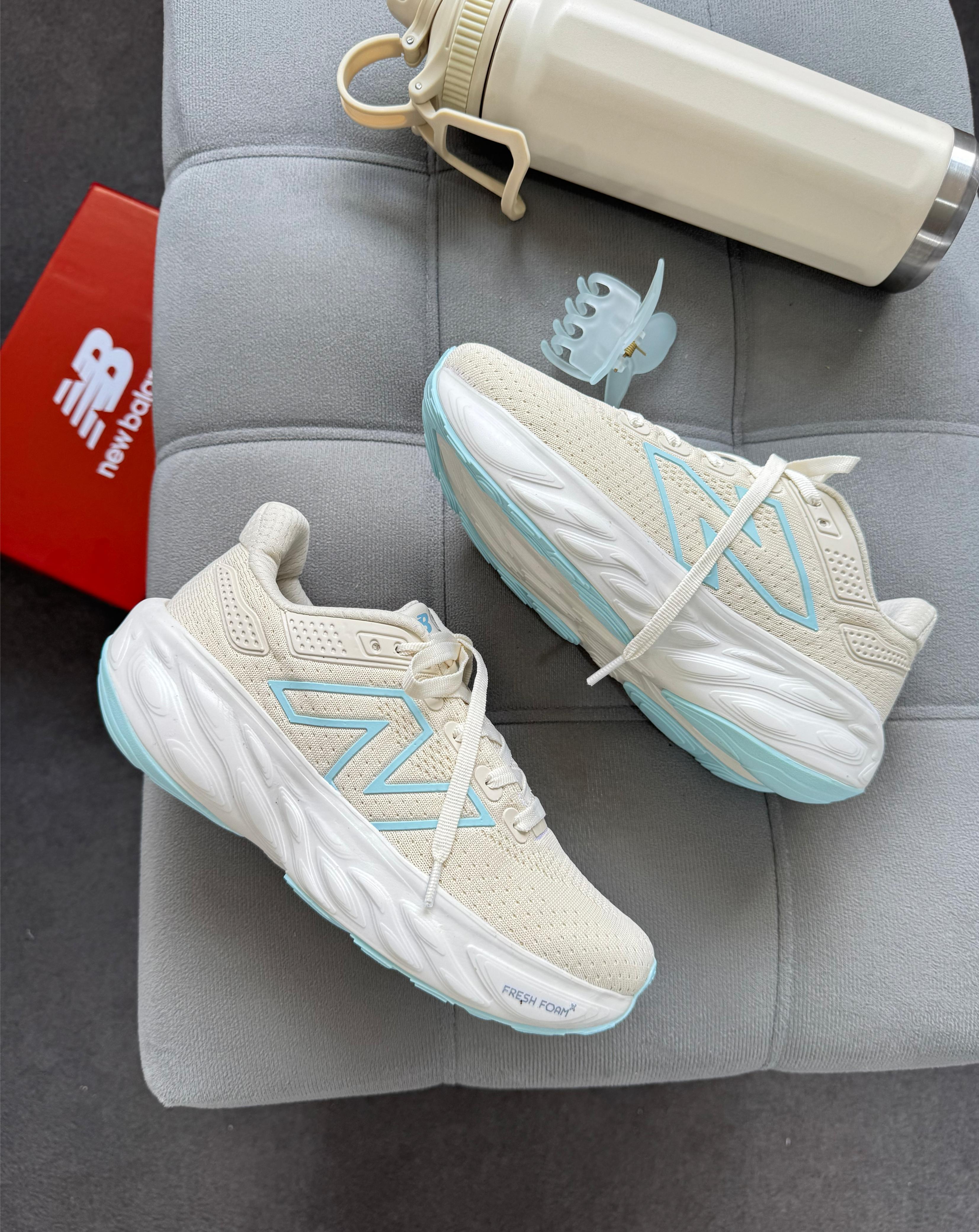 New Balance 1080 - Off White/Azul Bebê