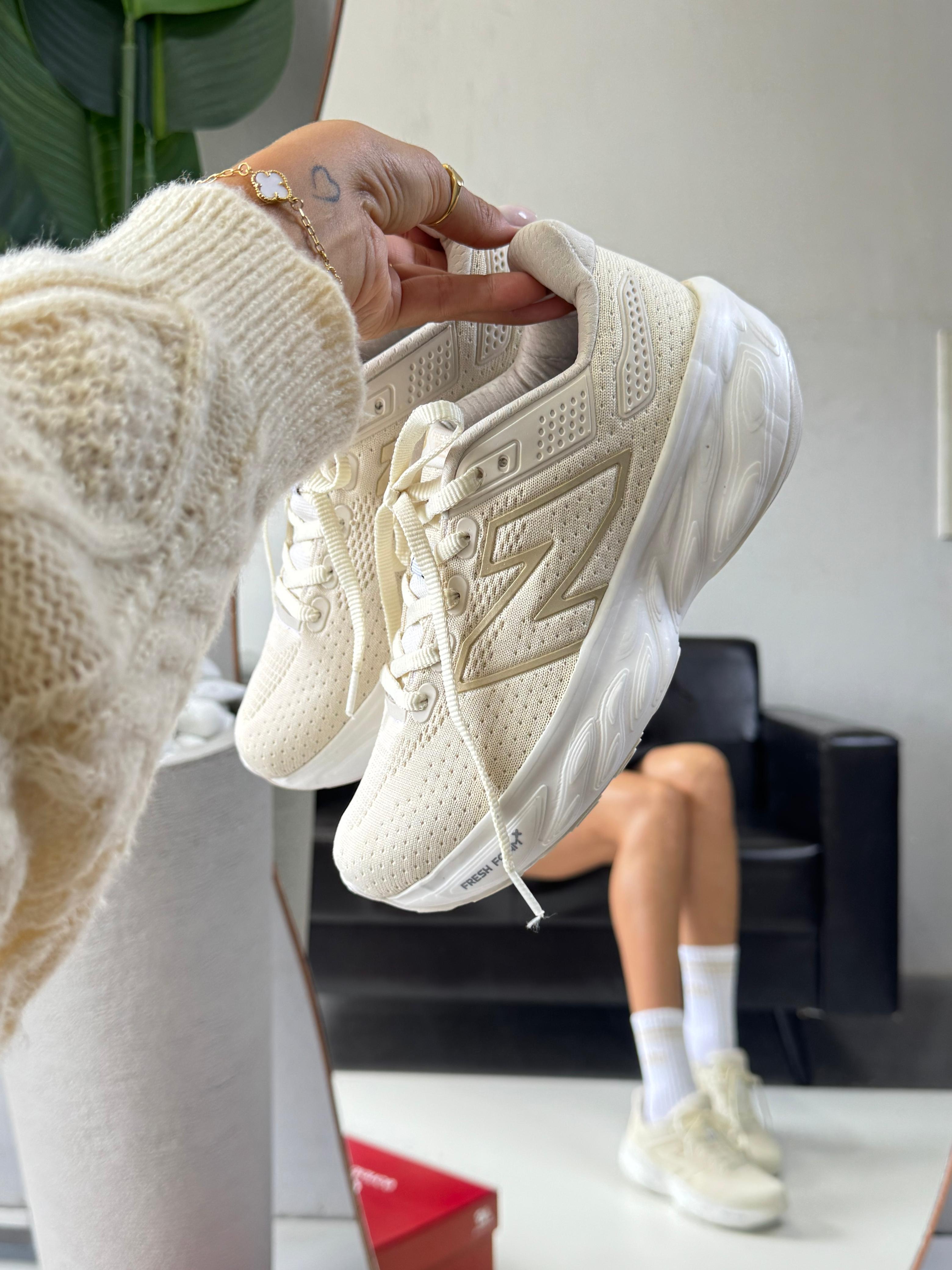 New Balance 1080 - Off White/Dourado