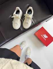 New Balance 1080 - Off White/Dourado