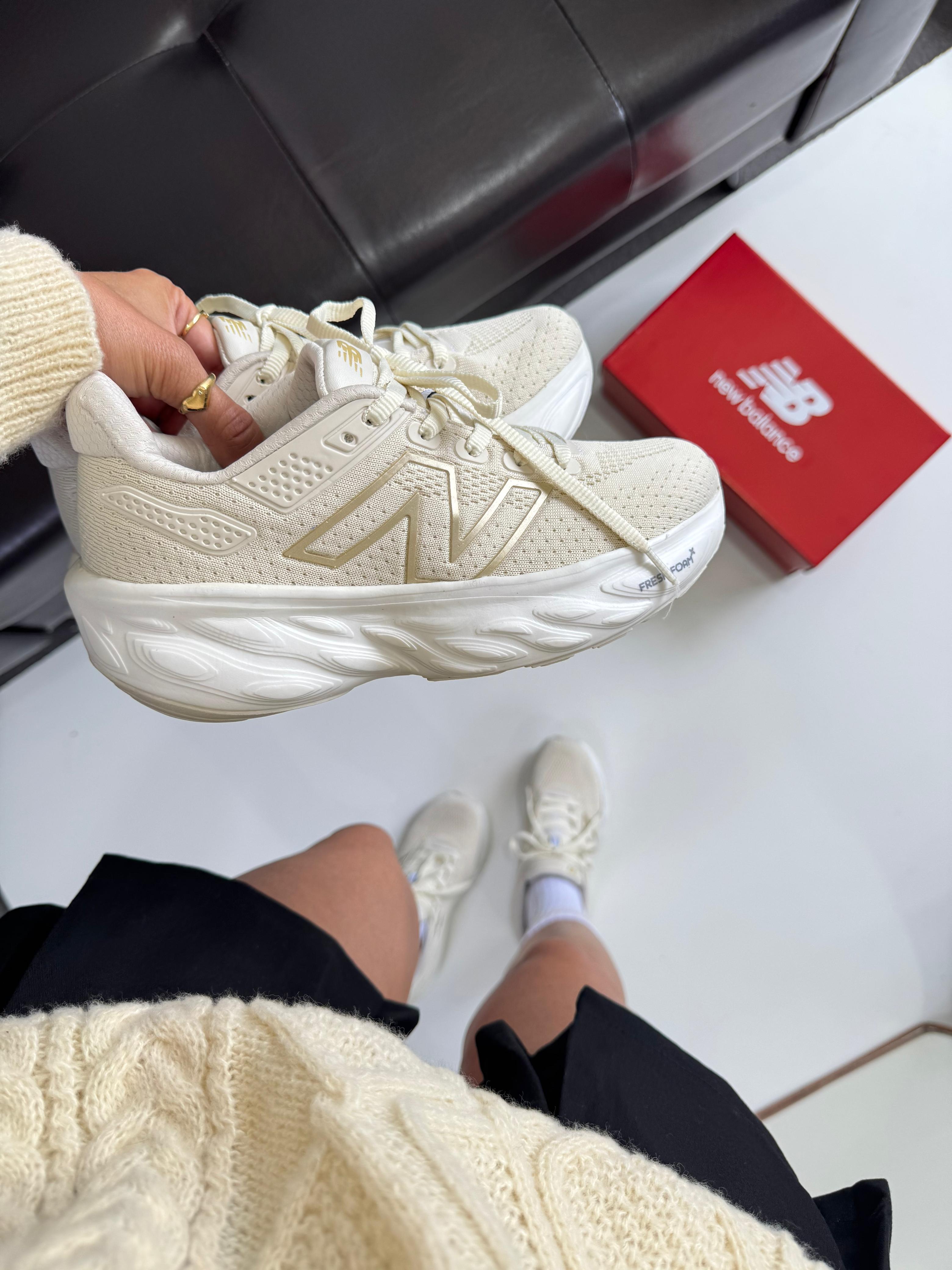 New Balance 1080 - Off White/Dourado