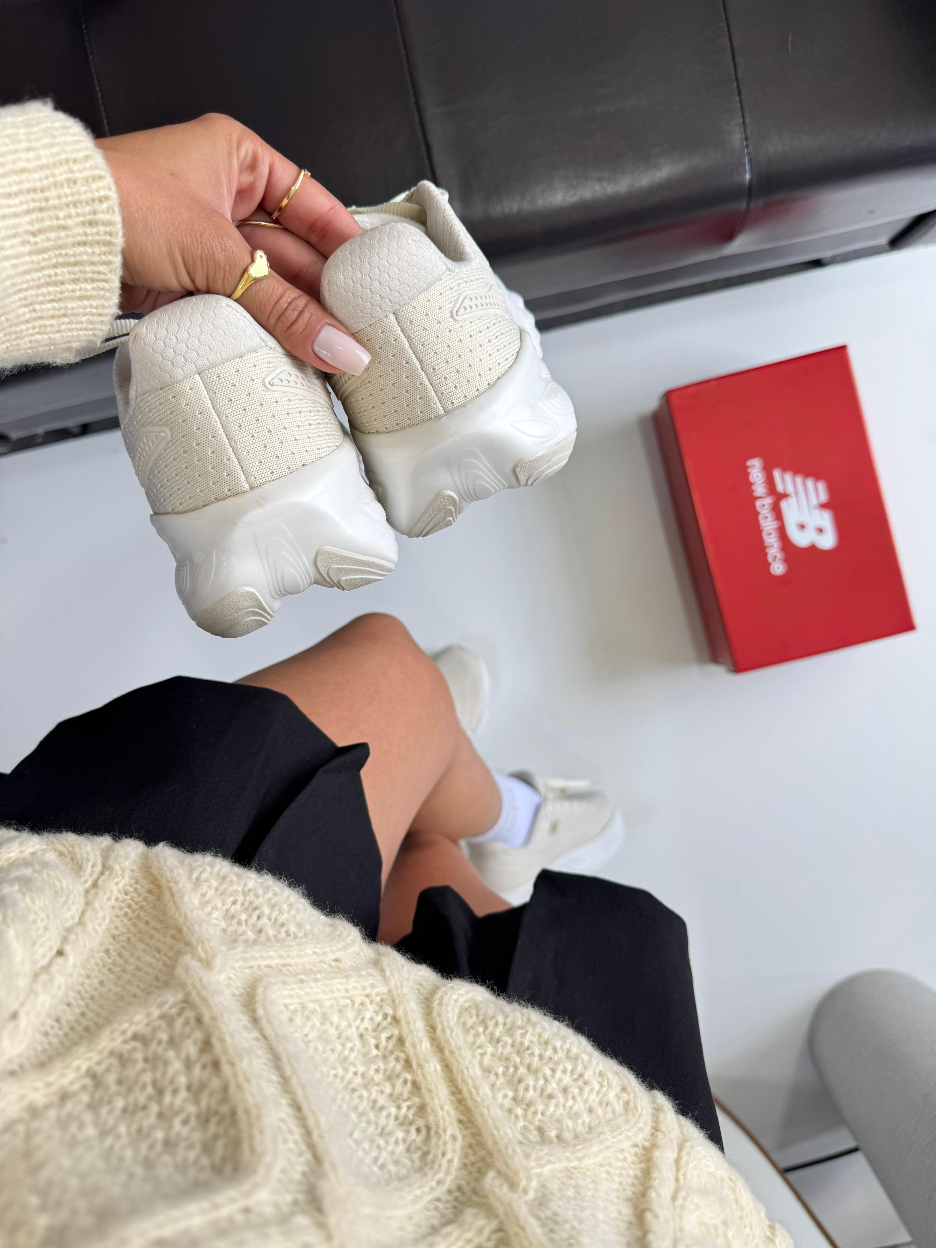 New Balance 1080 - Off White/Dourado