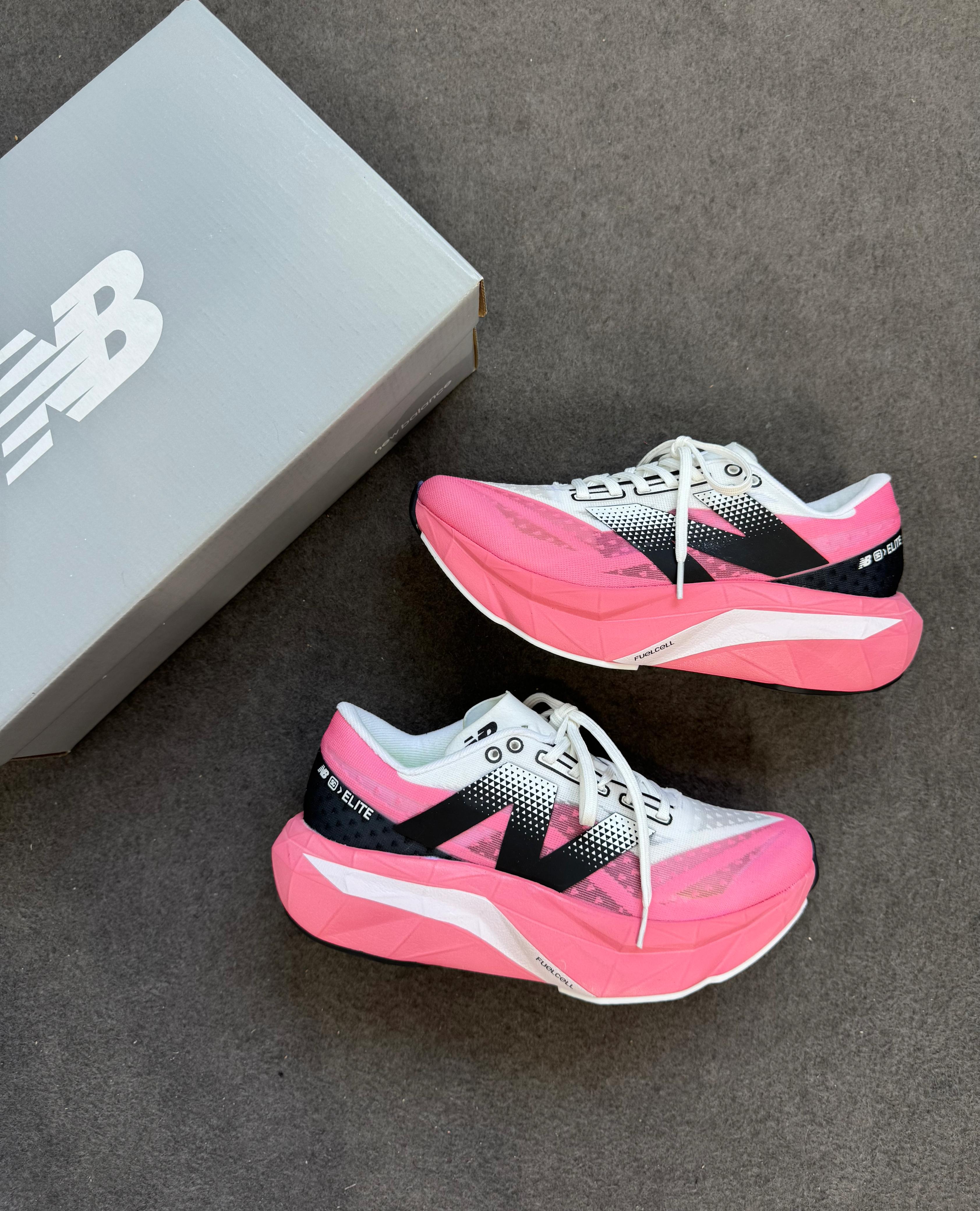 New Balance FuelCell C4 Elite - Branco/Preto/Pink