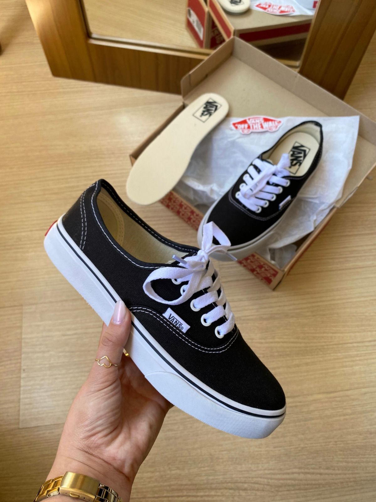 Vans Authentic - Preto/Branco