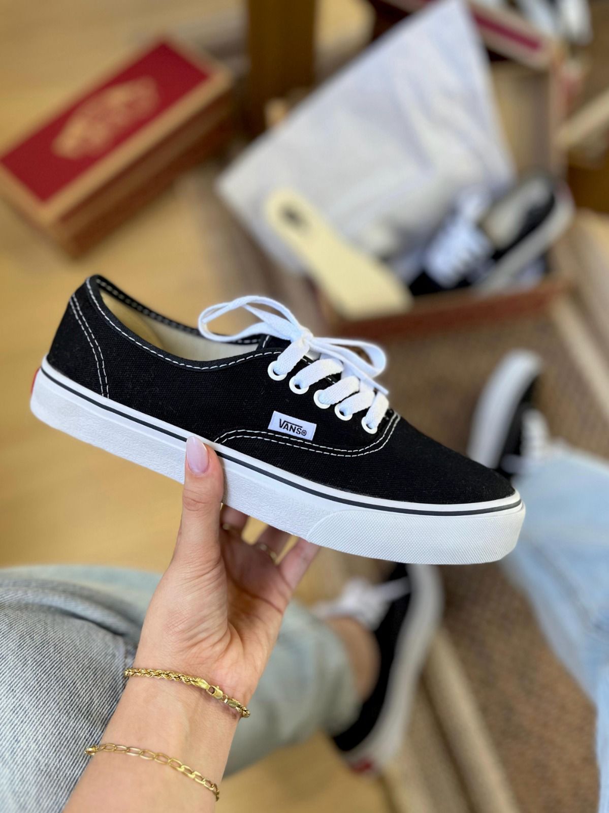 Vans Authentic - Preto/Branco