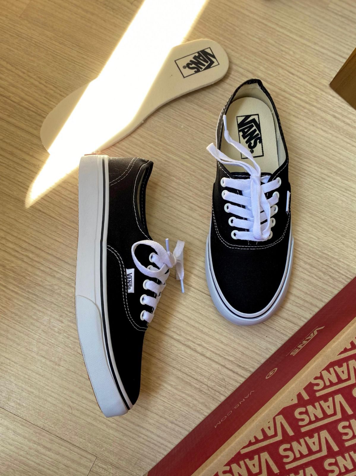 Vans Authentic - Preto/Branco