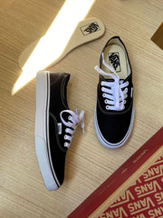 Vans Authentic - Preto/Branco