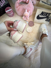 Nike SB Dunk Low - Manteiga/Flamingo