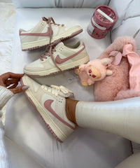Nike SB Dunk Low - Manteiga/Flamingo