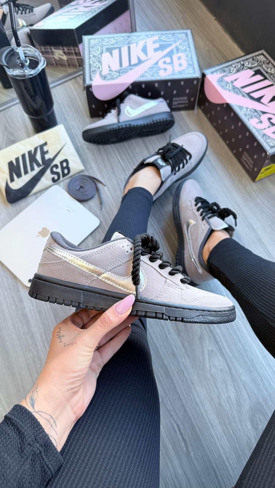 Nike SB Dunk Low - Cinza/Prata