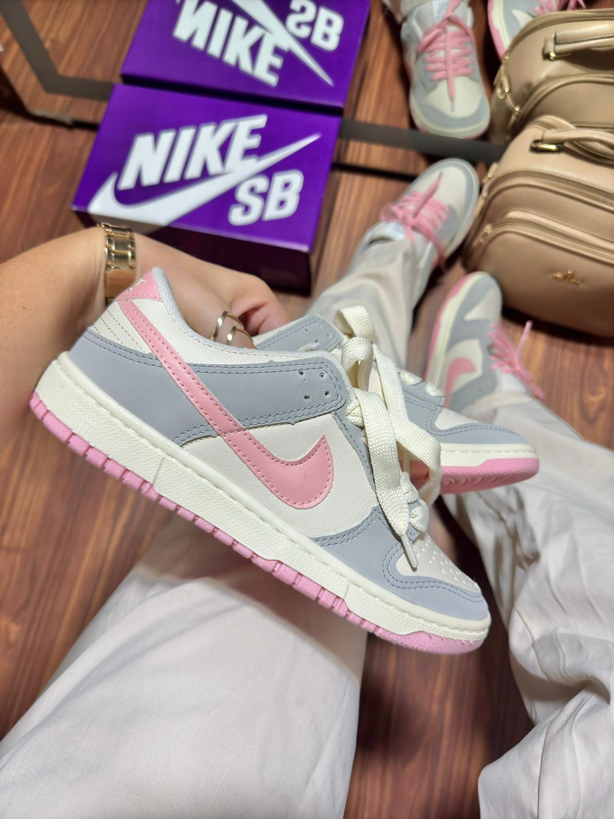 Nike SB Dunk Low - Off White/Cinza/Rosa
