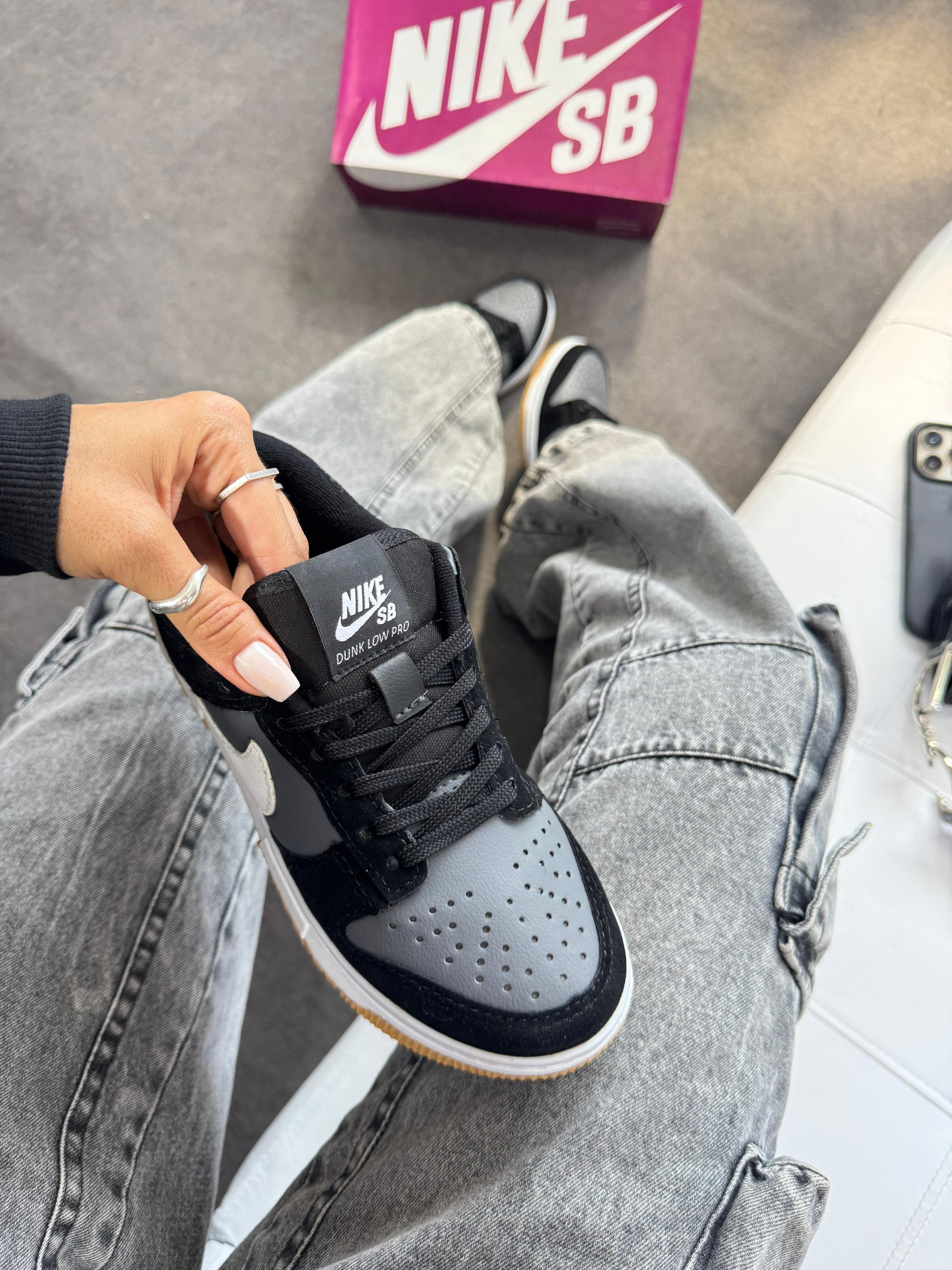 Nike SB Dunk Low - Preto/Grafite