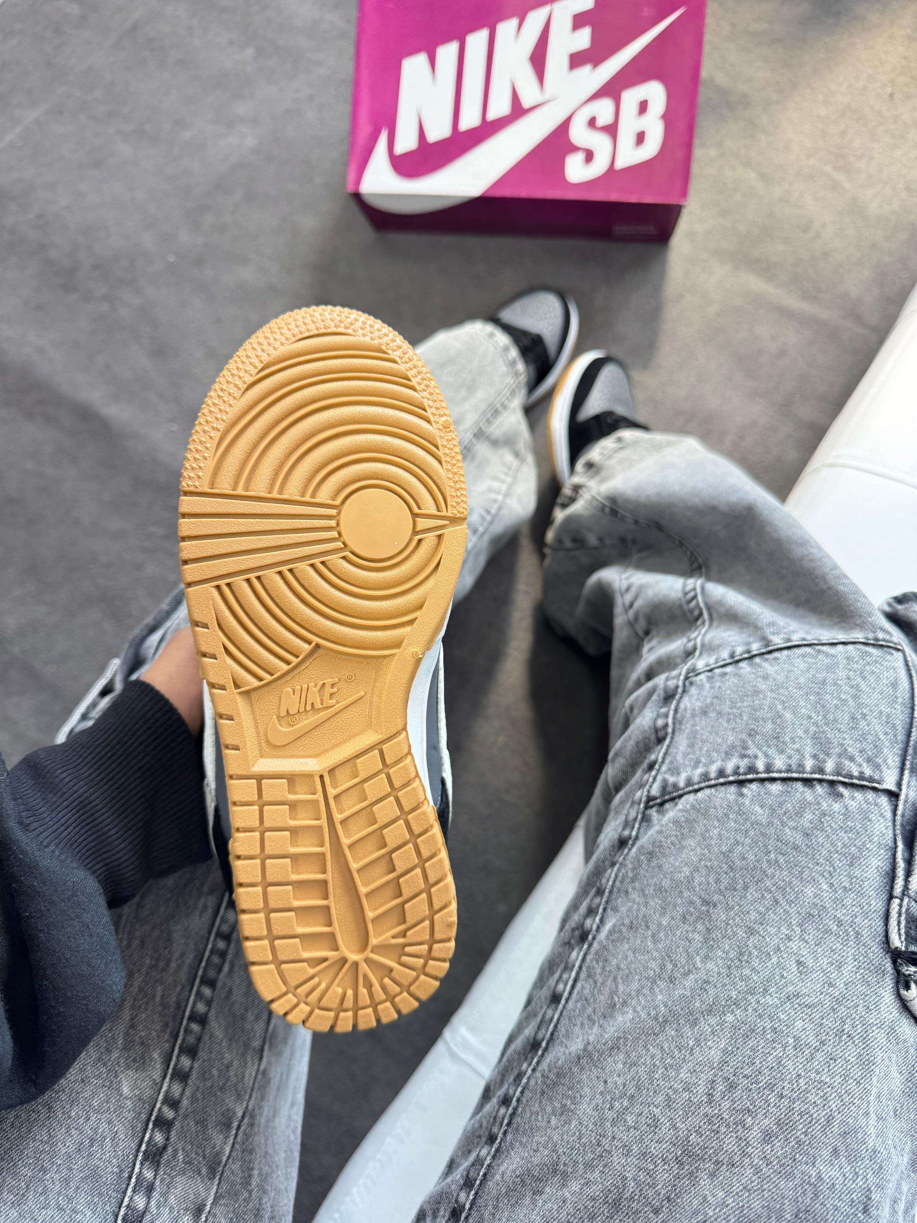 Nike SB Dunk Low - Preto/Grafite