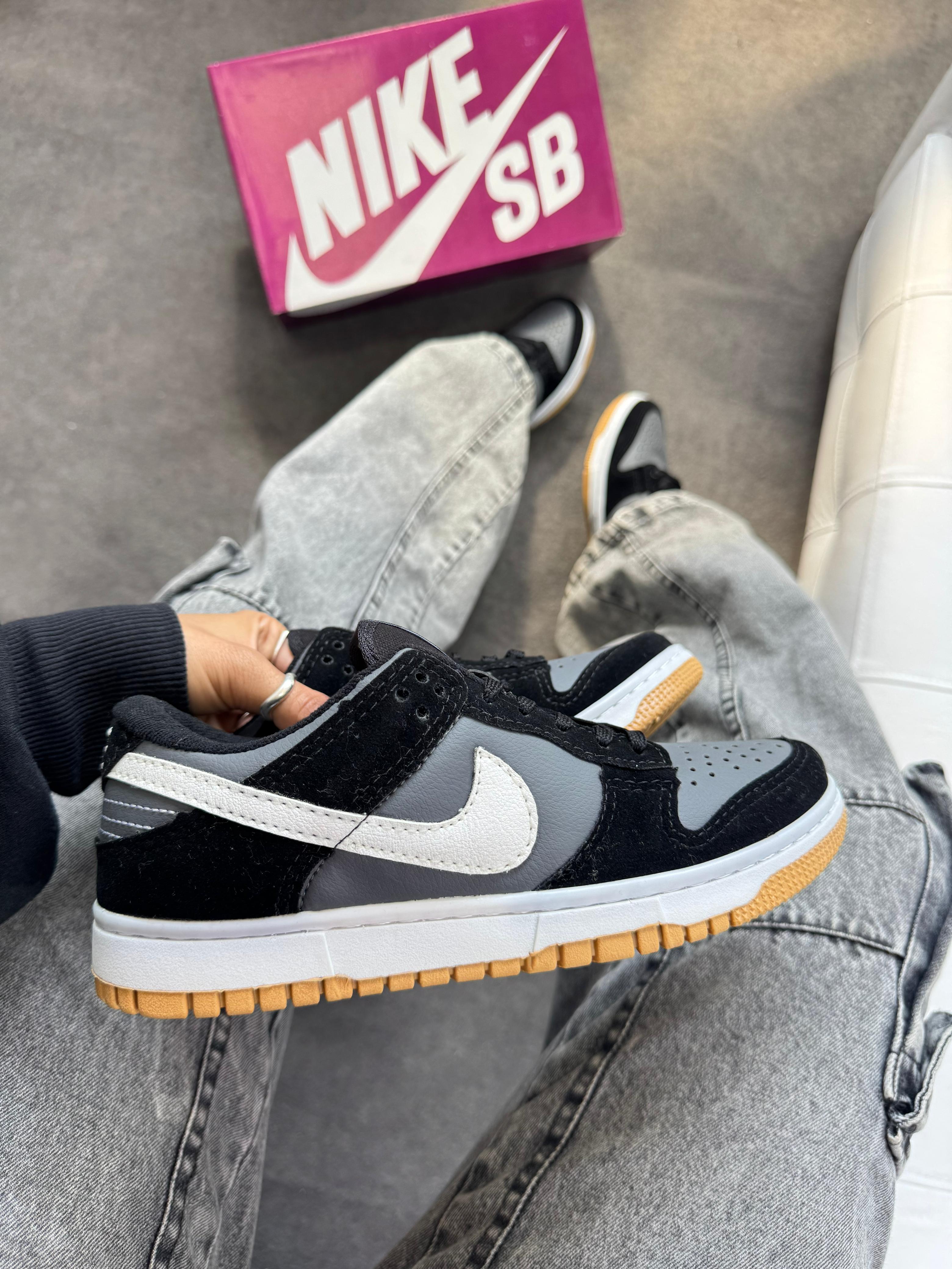 Nike SB Dunk Low - Preto/Grafite
