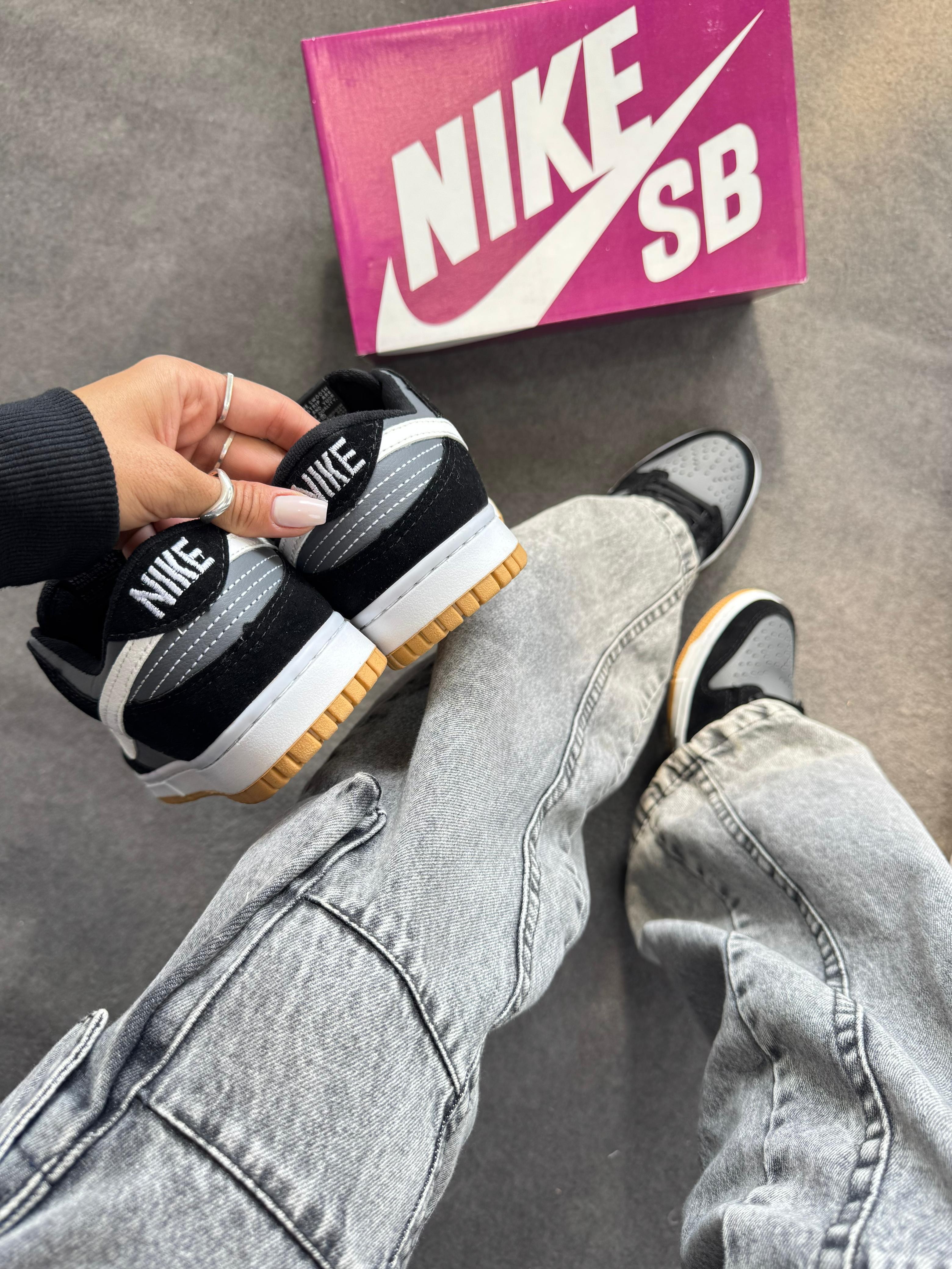 Nike SB Dunk Low - Preto/Grafite