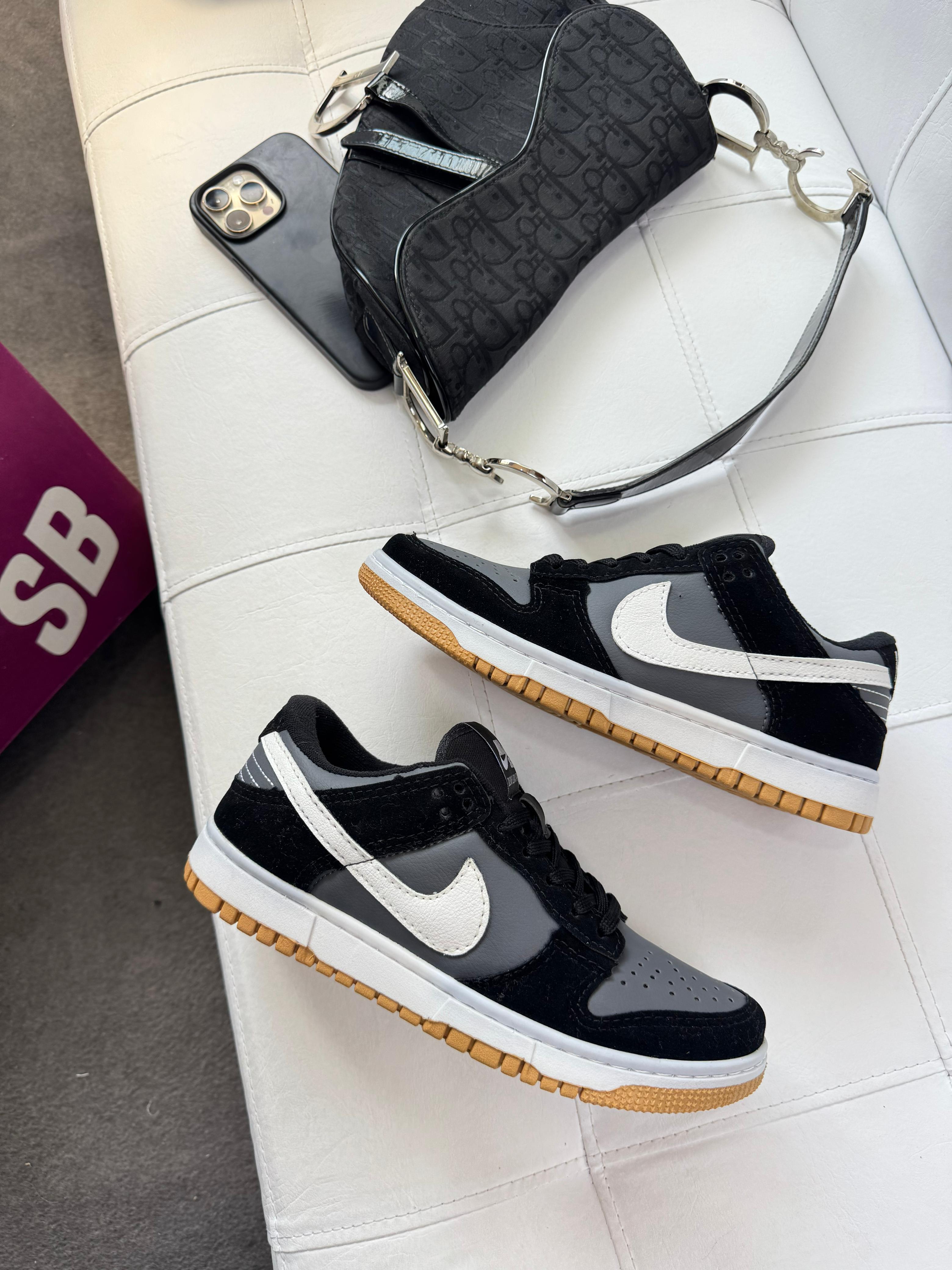 Nike SB Dunk Low - Preto/Grafite