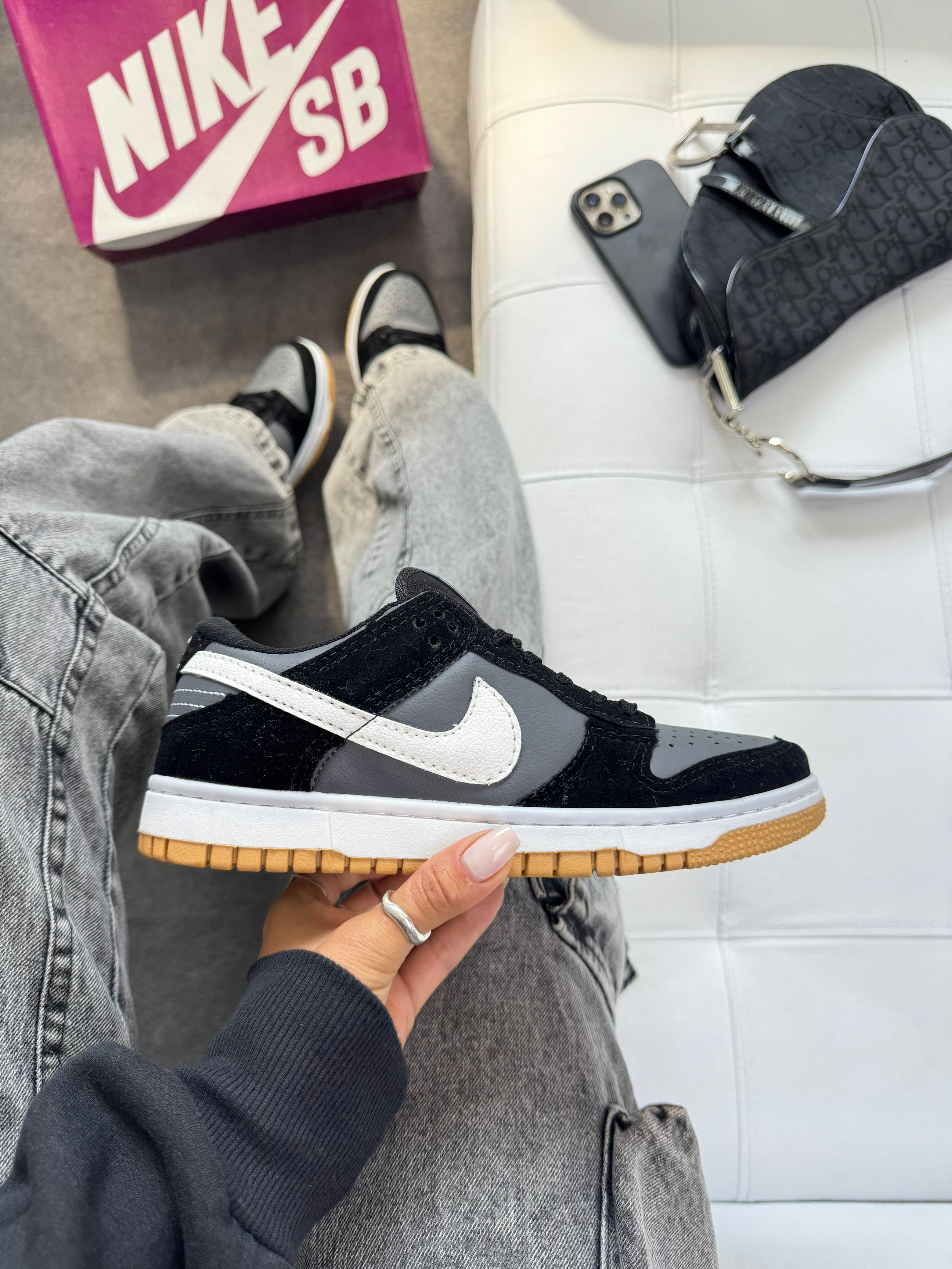 Nike SB Dunk Low - Preto/Grafite