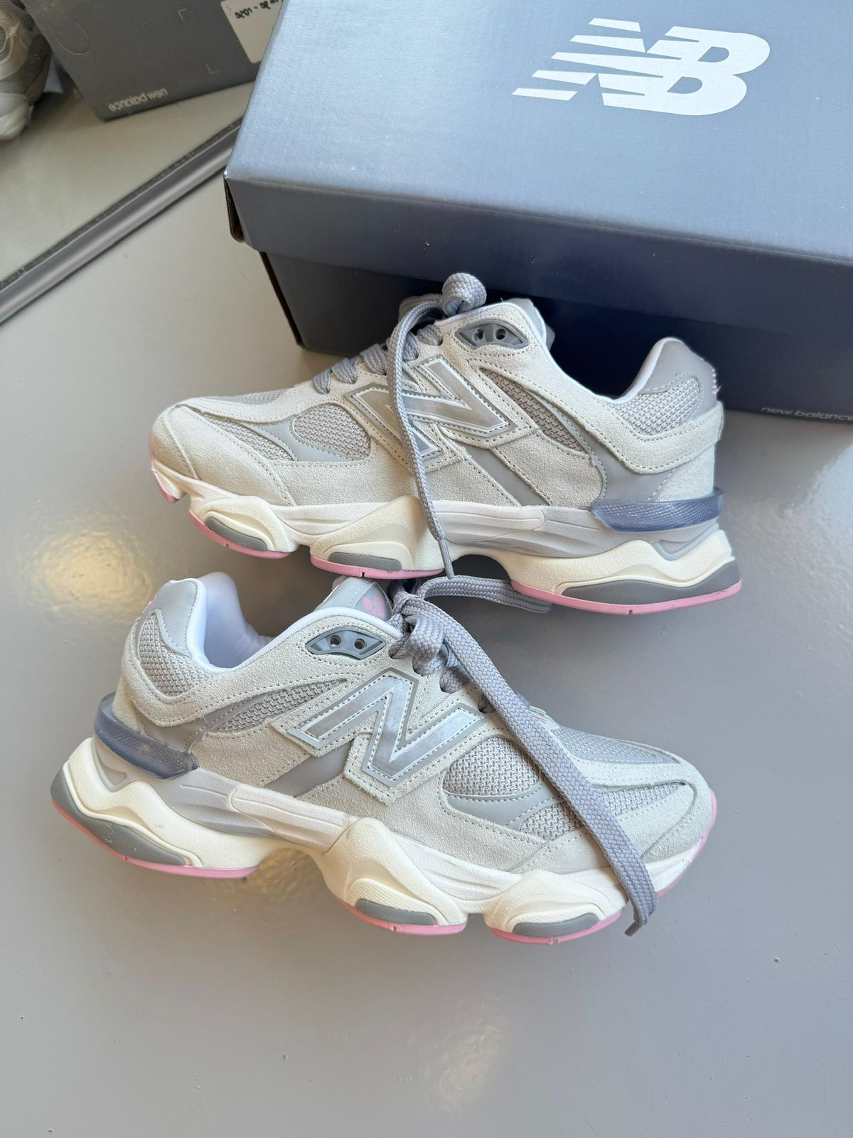 New Balance 9060 - Cinza/Rosa