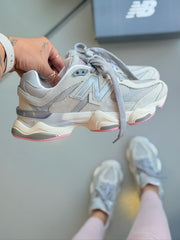 New Balance 9060 - Cinza/Rosa
