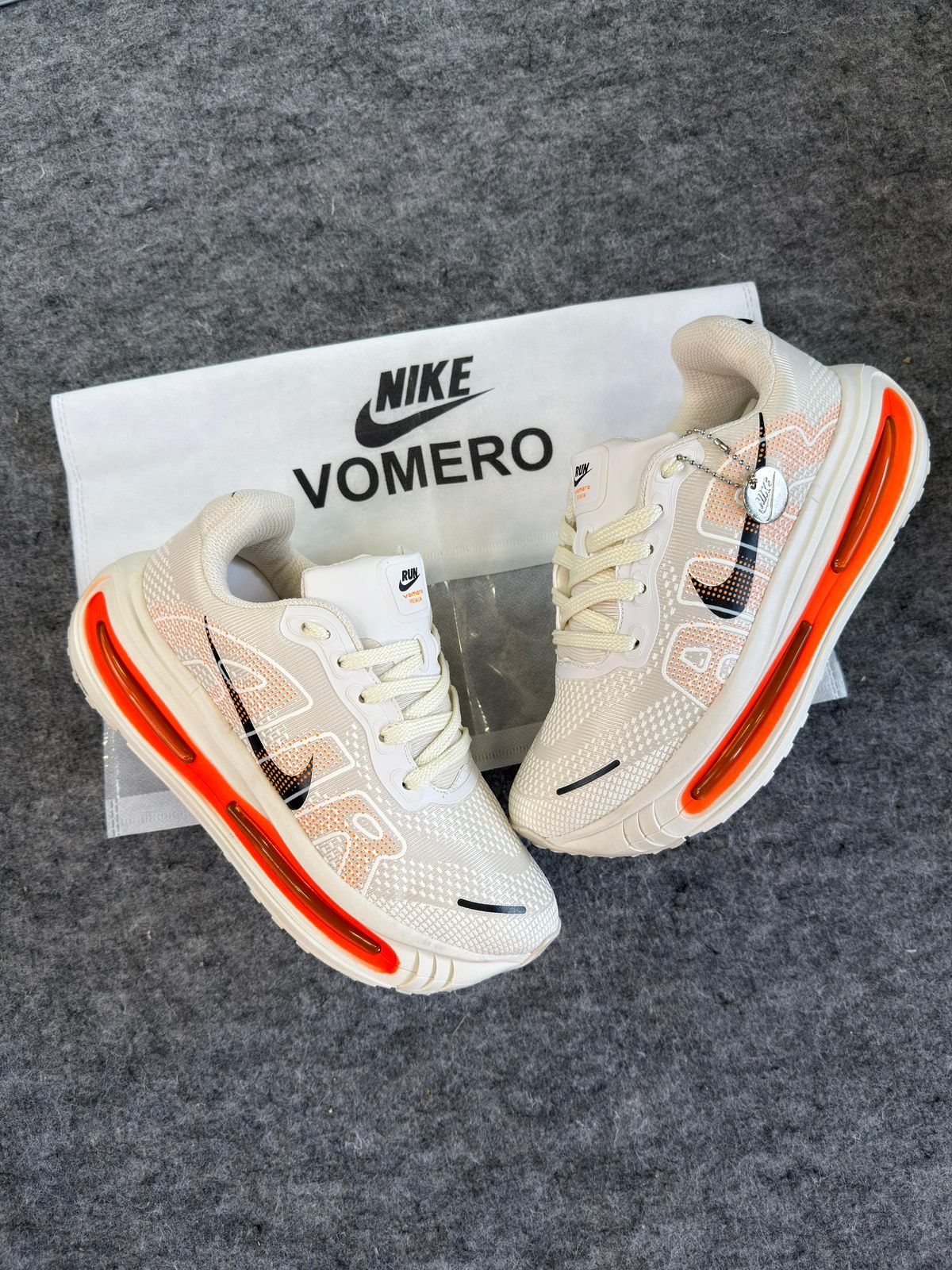 Nike Air Vomero - Off White/Laranja