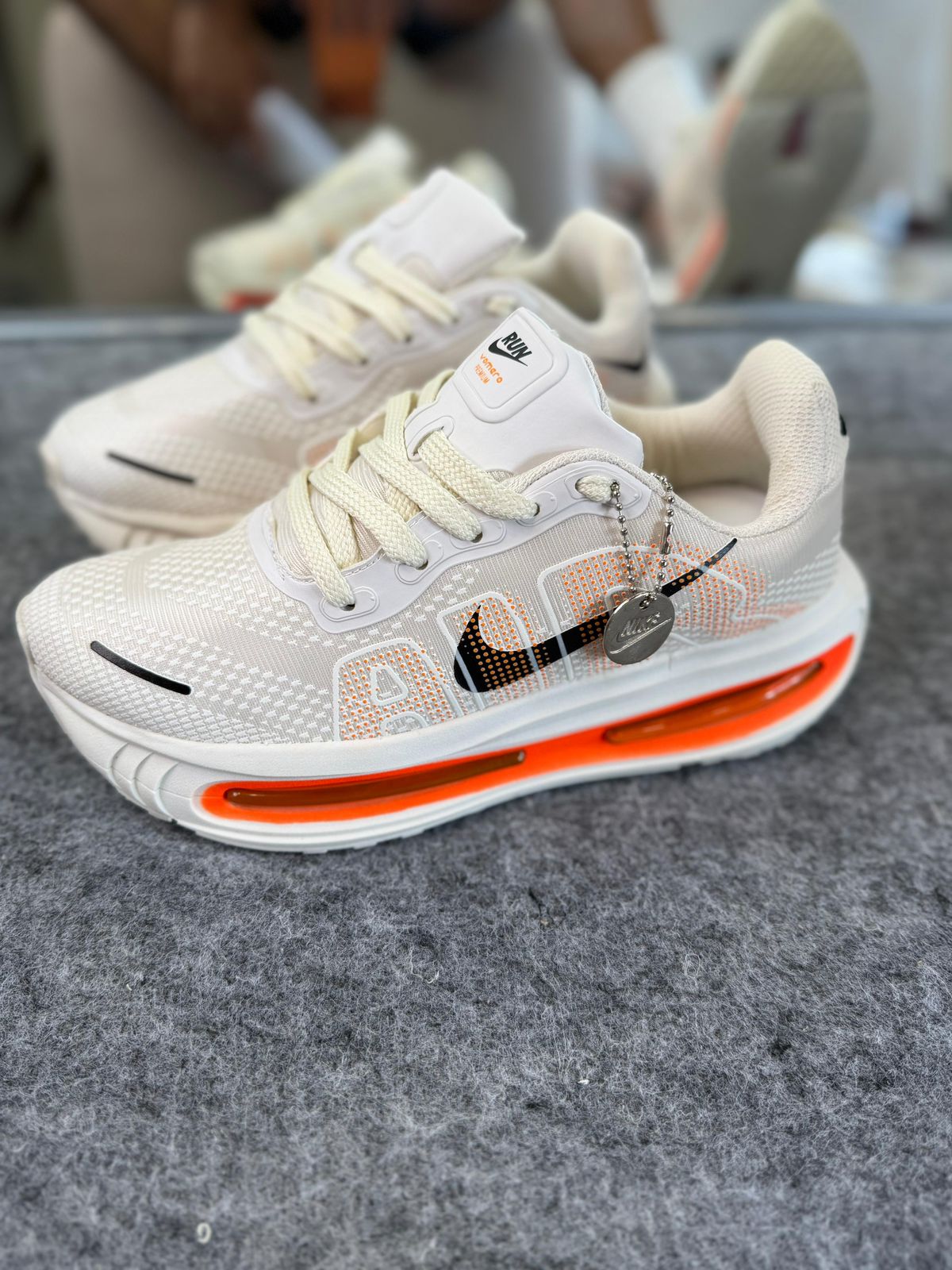 Nike Air Vomero - Off White/Laranja