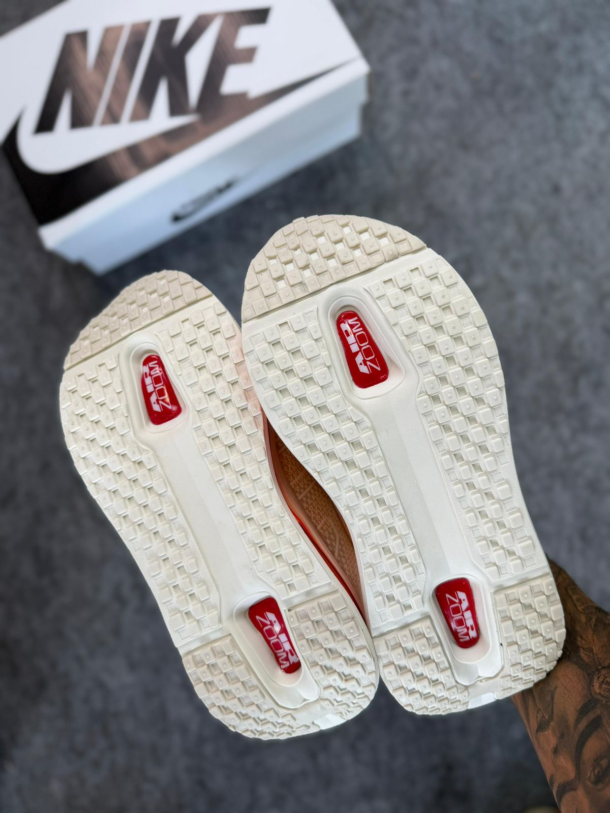 Nike Air Vomero - Off White/Laranja