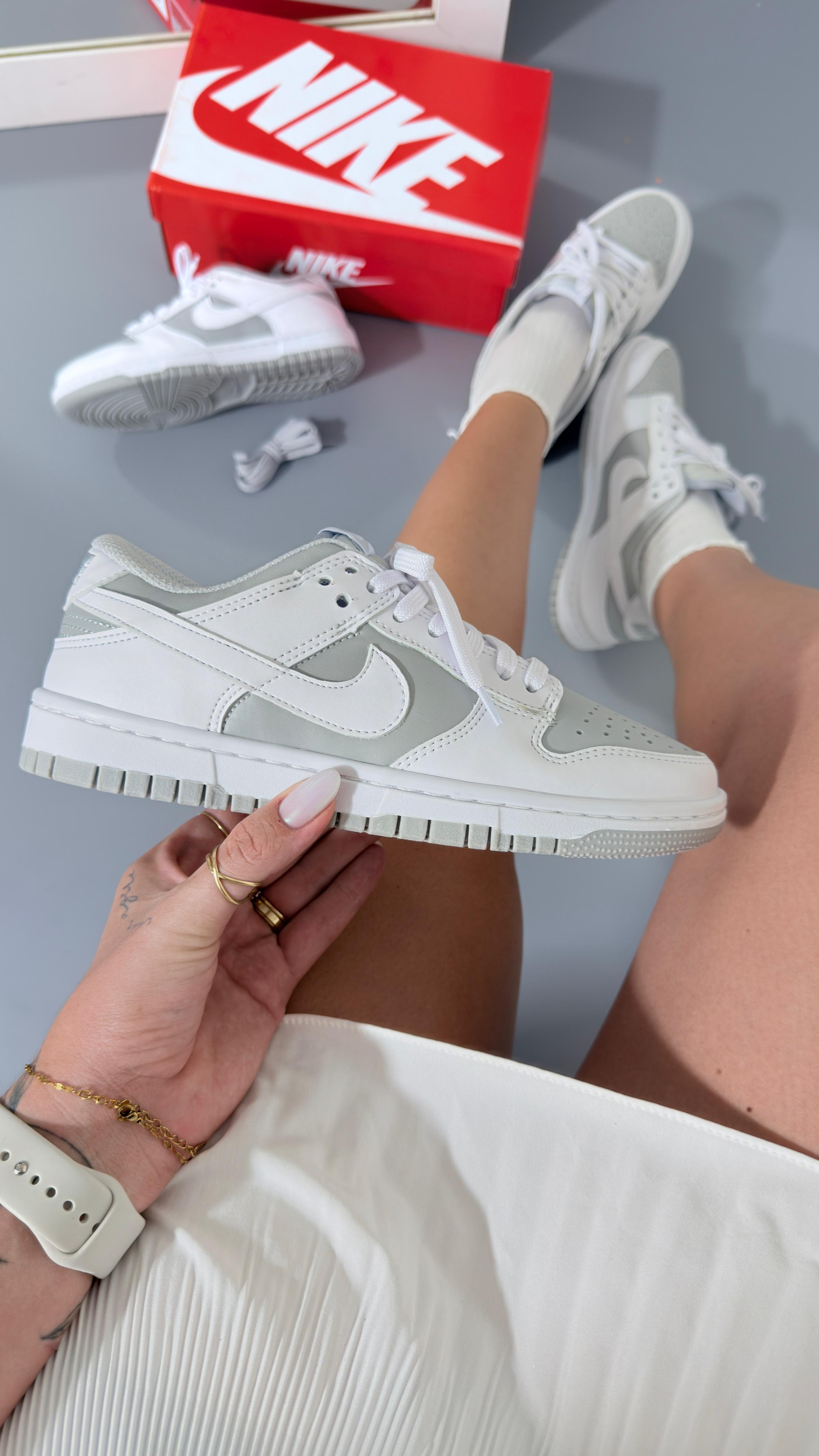Nike SB Dunk Low - Cinza/Reverse
