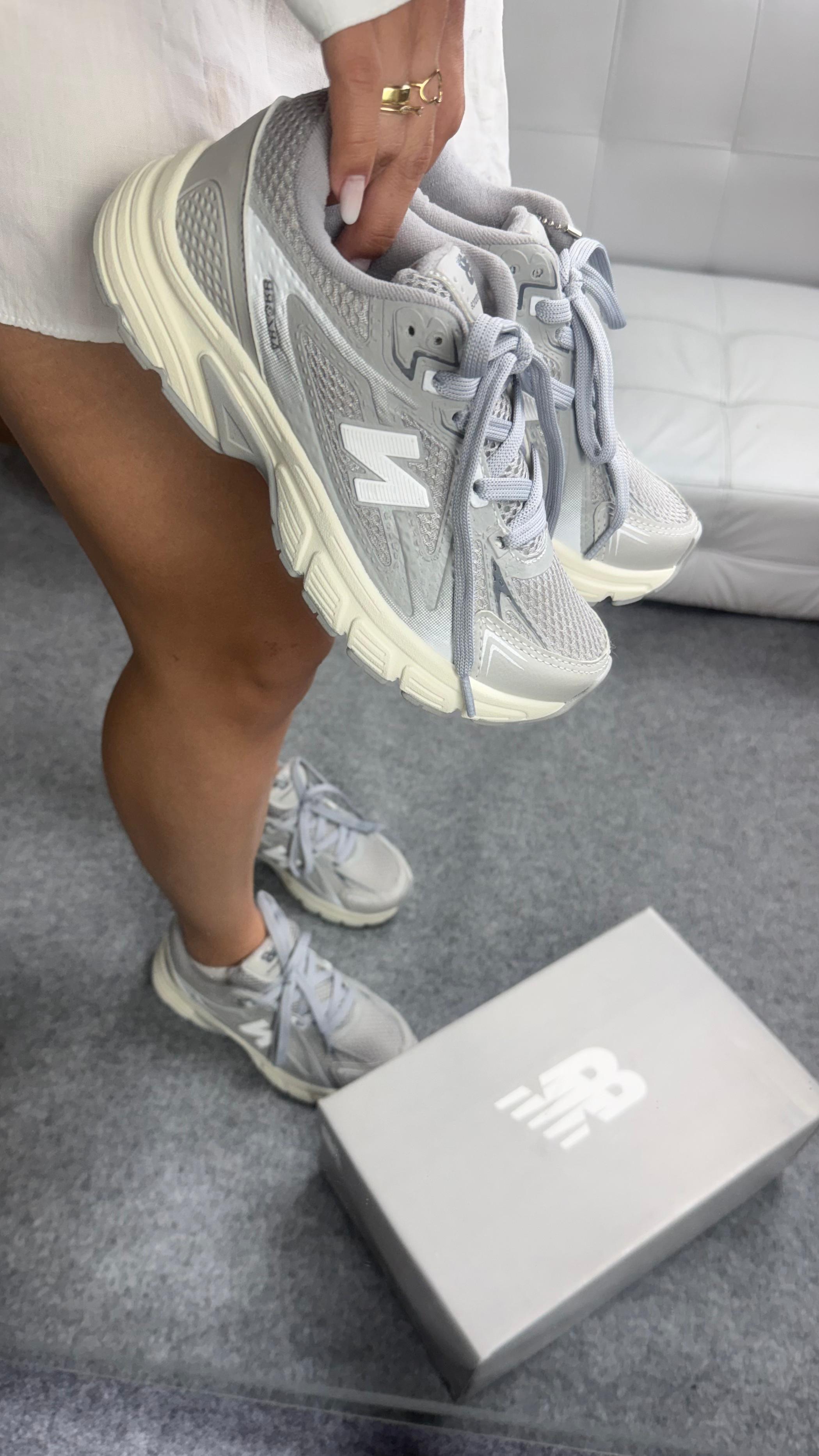 New Balance Retrô - Cinza