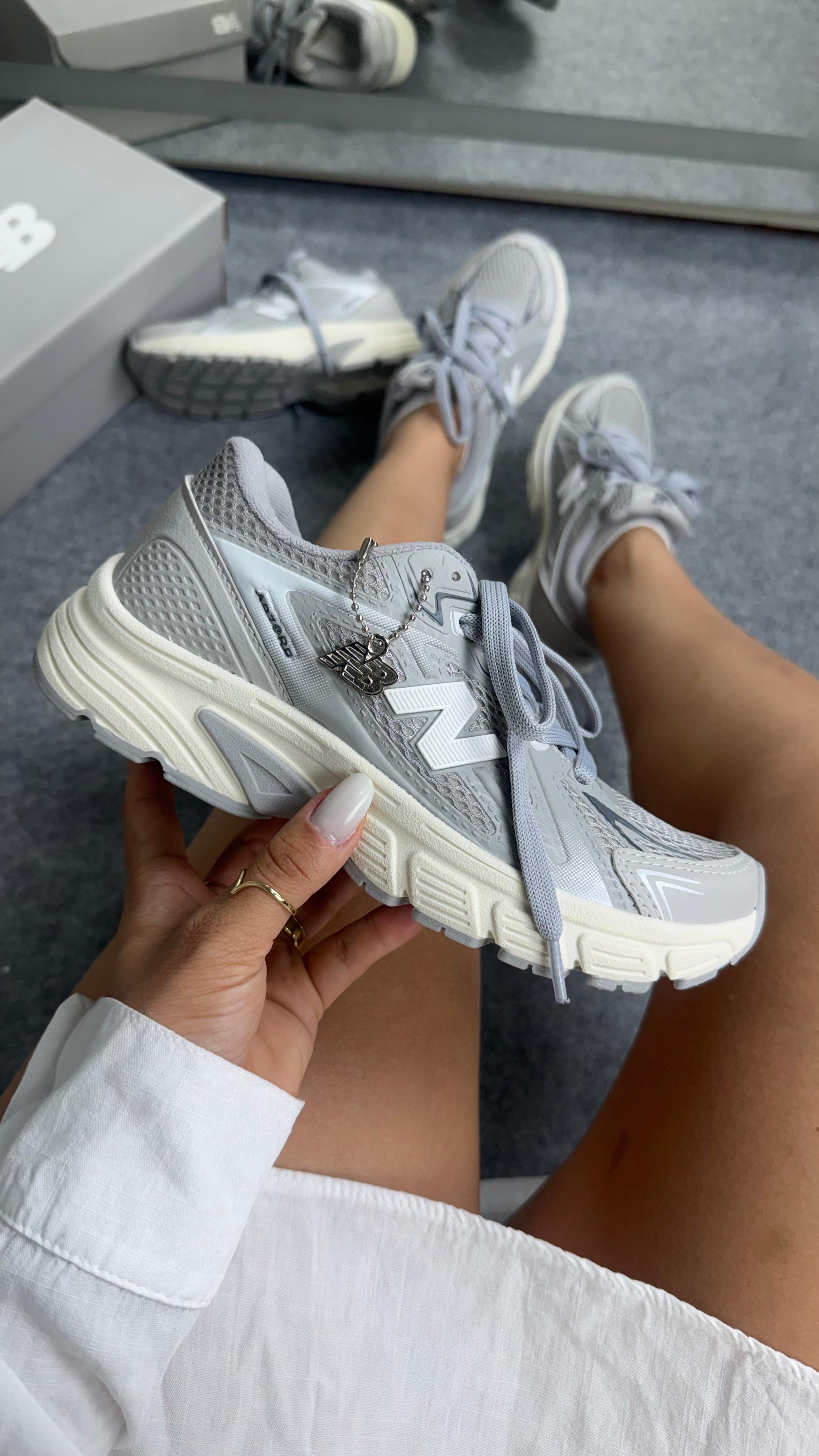 New Balance Retrô - Cinza