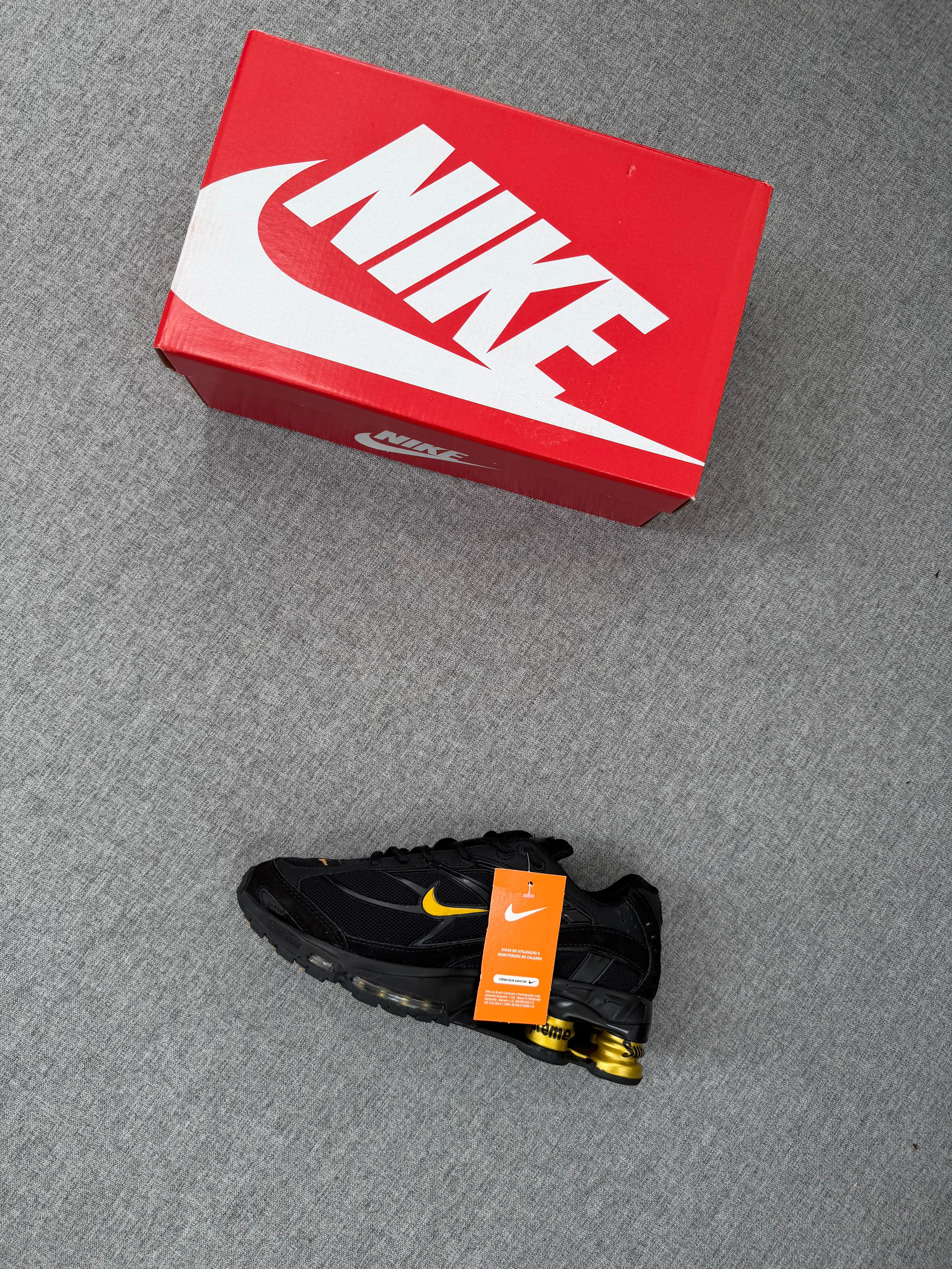 Nike R4 Supreme - Preto/Ouro