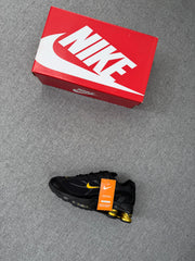 Nike R4 Supreme - Preto/Ouro