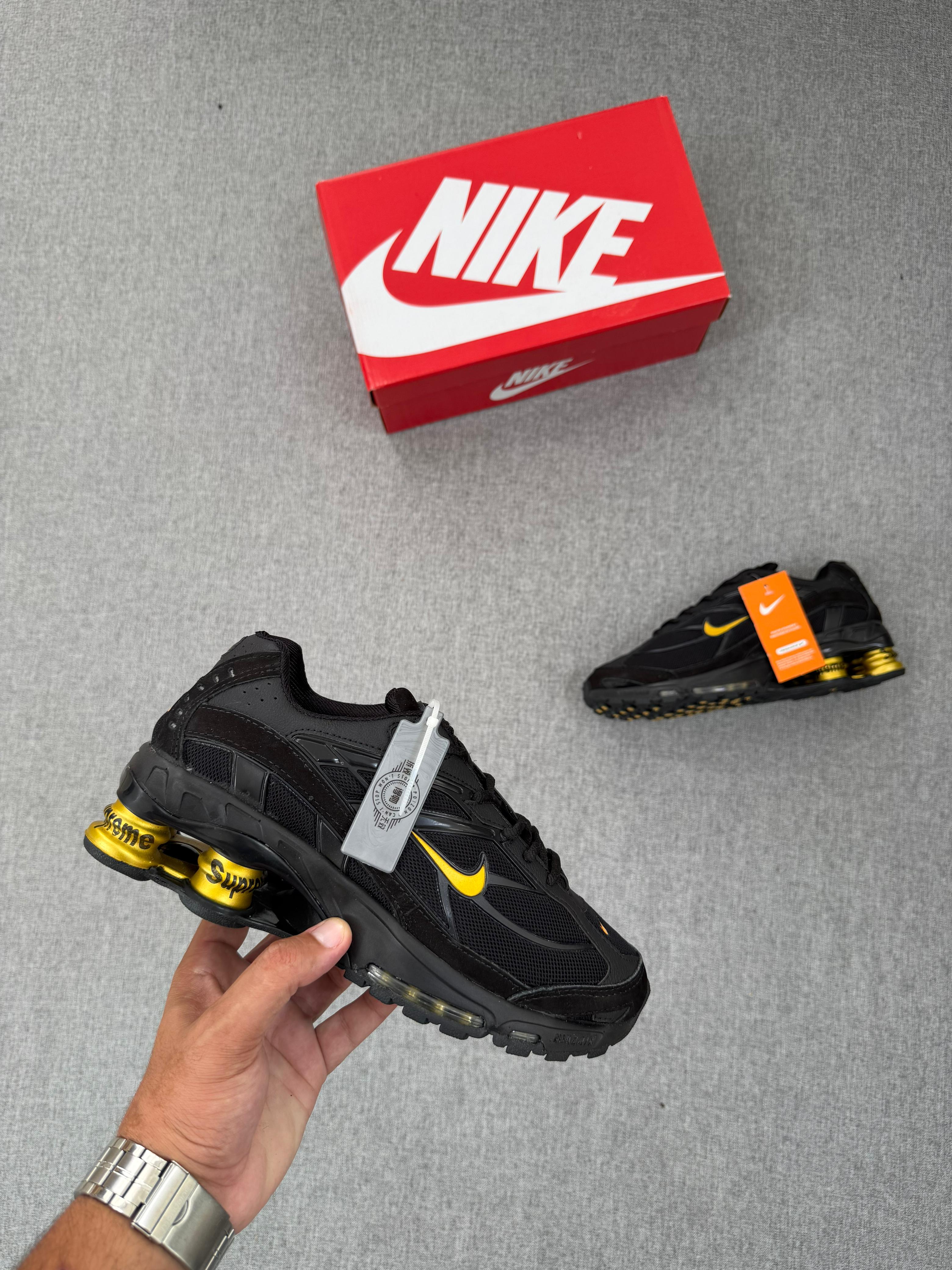 Nike R4 Supreme - Preto/Ouro